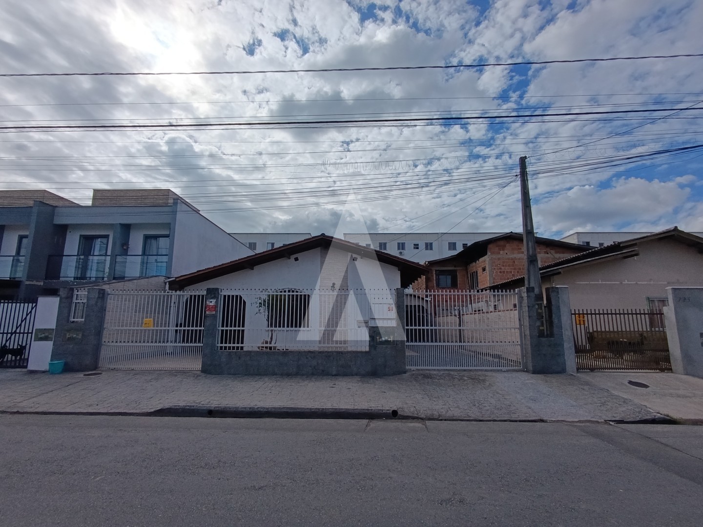 Casa residencial frente e fundos com 3 dormitórios, sendo 1 suite no bairro Adhemar Garcia. - foto 1