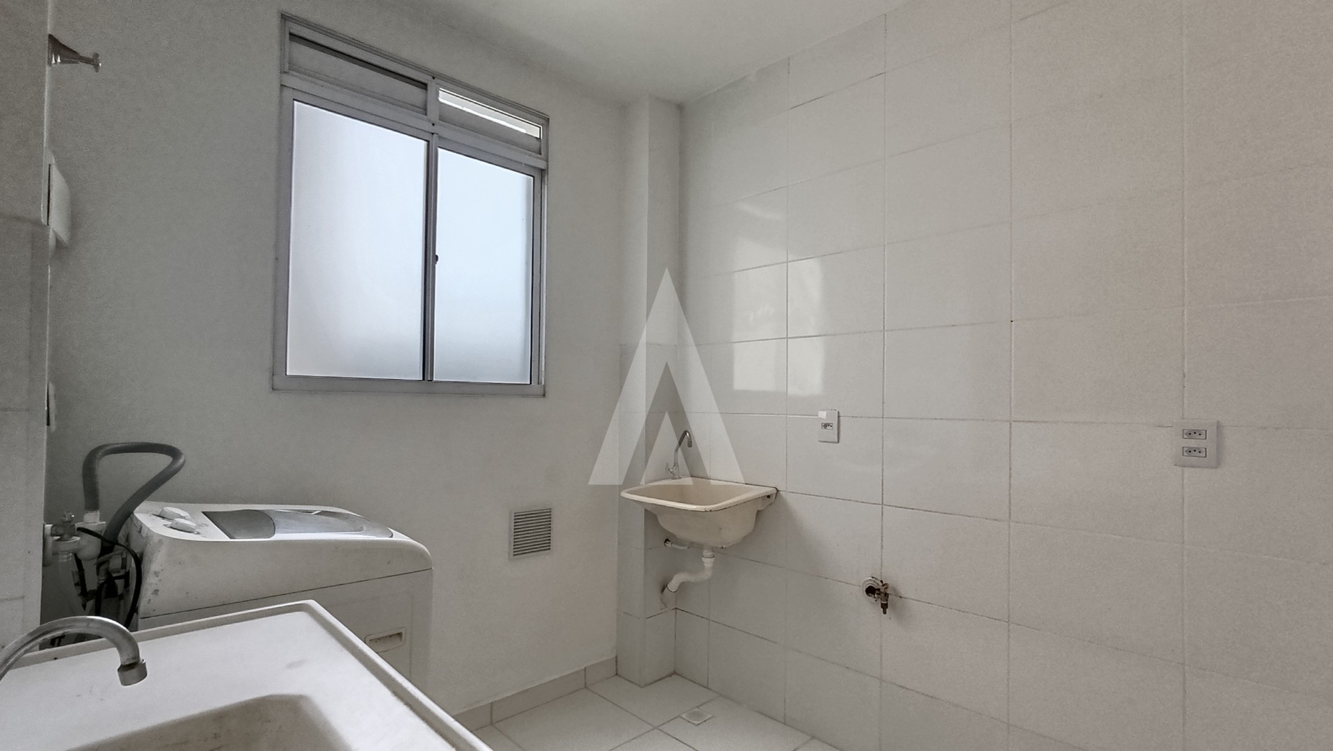 Apartamento no bairro Vila Nova, com 2 quartos e 1 vaga de garagem. — foto 5