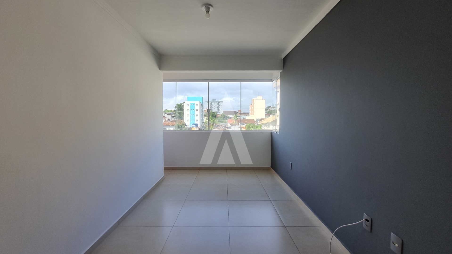 Apartamento no bairro Costa e Silva com 02 quartos, sendo 01 suíte, cozinha com armários e 01 vaga de garagem. — foto 3