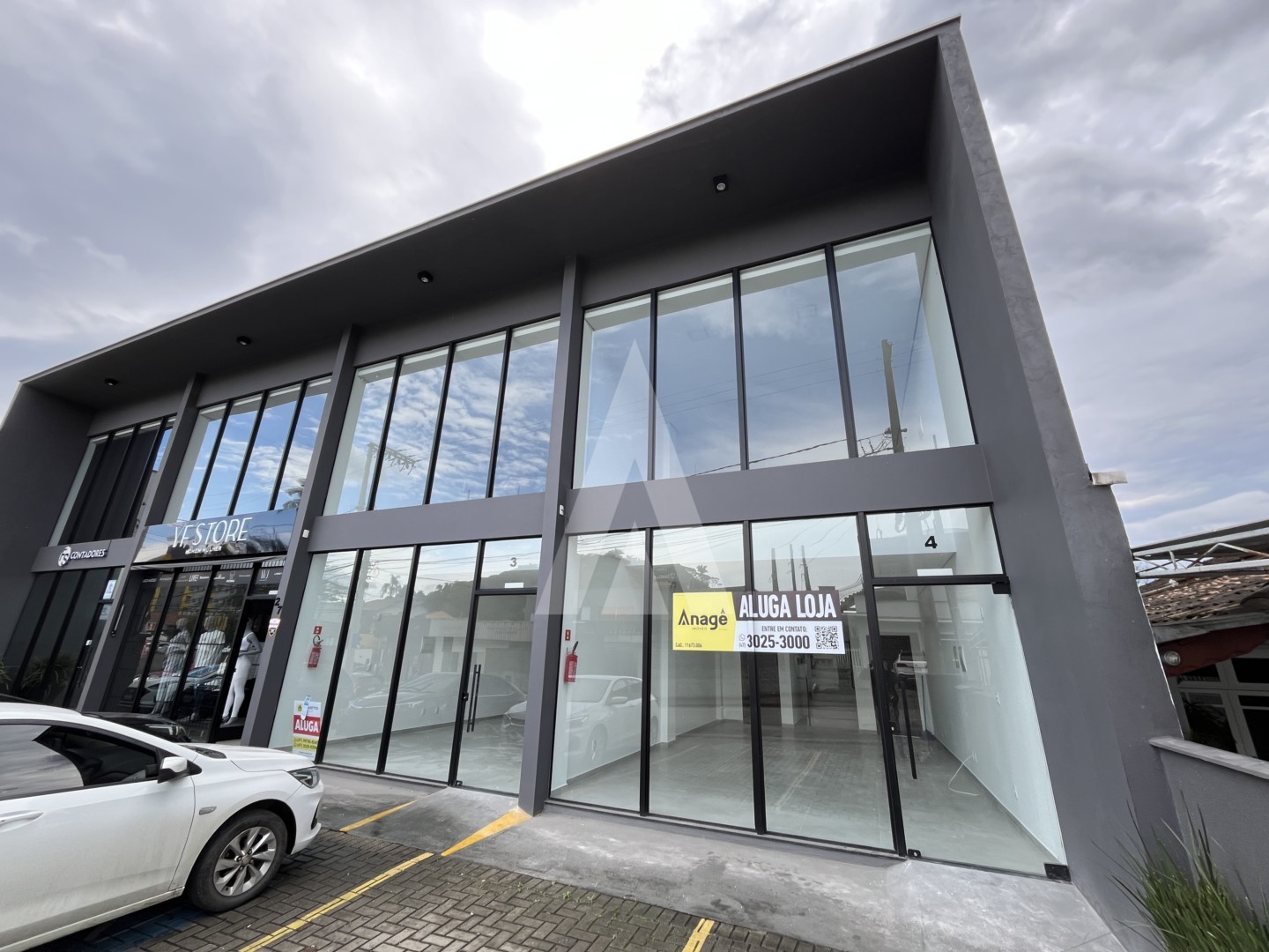 Loja com cerca de 98m com mezanino lavabo e 2 vagas de estacionamento. - foto 1