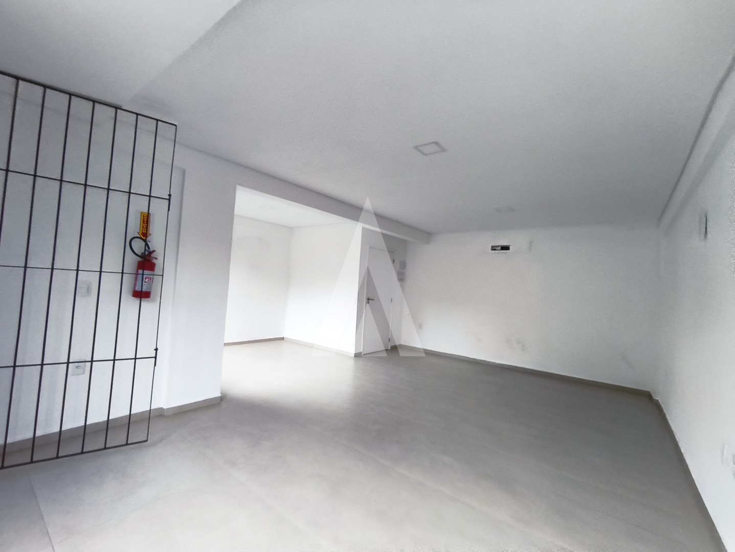 LOJA COMERCIAL COM 43,45 M NO COSTA E SILVA COM 02 VAGAS DE ESTACIONAMENTE FRONTAL — foto 3