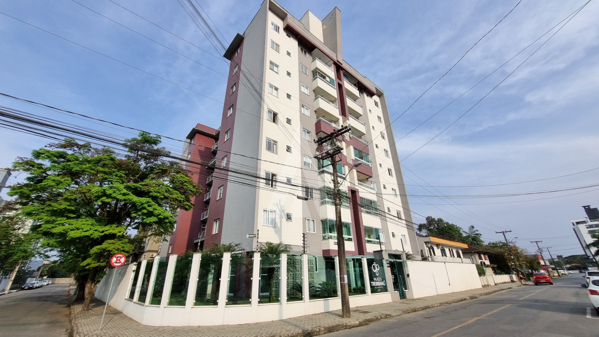 Apartamento com 2 quartos, sendo 1 suíte, sacada com churrasqueira, prédio com elevador no Bairro Costa e silva - foto 1