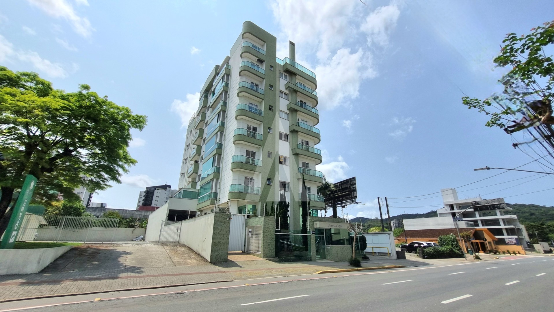 Apartamento semimobiliado com 3 quartos sendo 1 suite, sacada com churrasqueira e elevador no bairro Centro. - foto 1