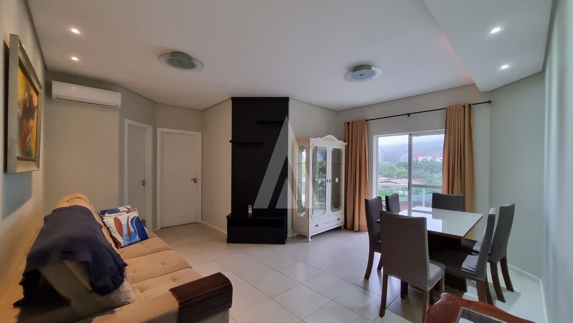 Apartamento no bairro Centro semi mobiliado com 3 quartos sendo 1 suíte, cozinha com armários e 2 vagas de garagens coberta. — foto 2