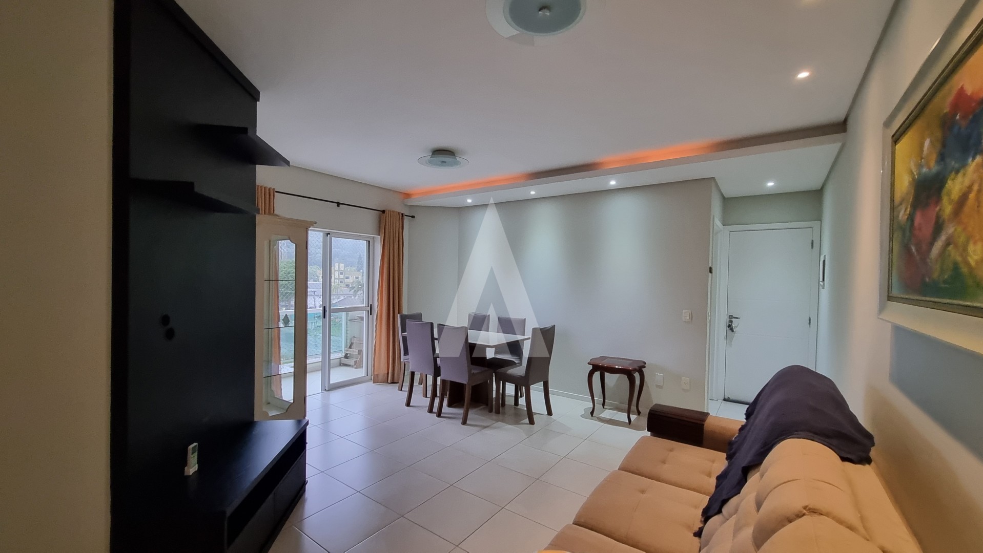 Apartamento no bairro Centro semi mobiliado com 3 quartos sendo 1 suíte, cozinha com armários e 2 vagas de garagens coberta. — foto 3