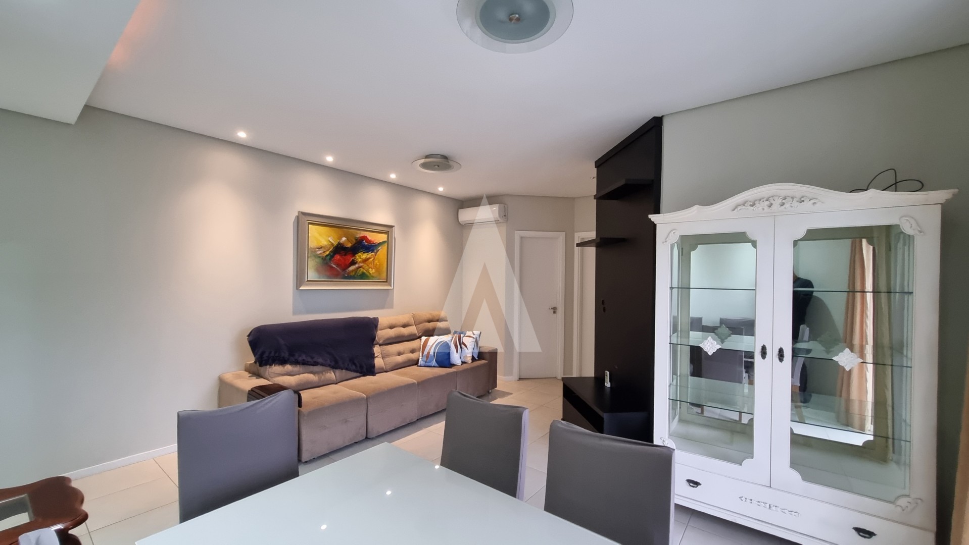 Apartamento no bairro Centro semi mobiliado com 3 quartos sendo 1 suíte, cozinha com armários e 2 vagas de garagens coberta. — foto 4