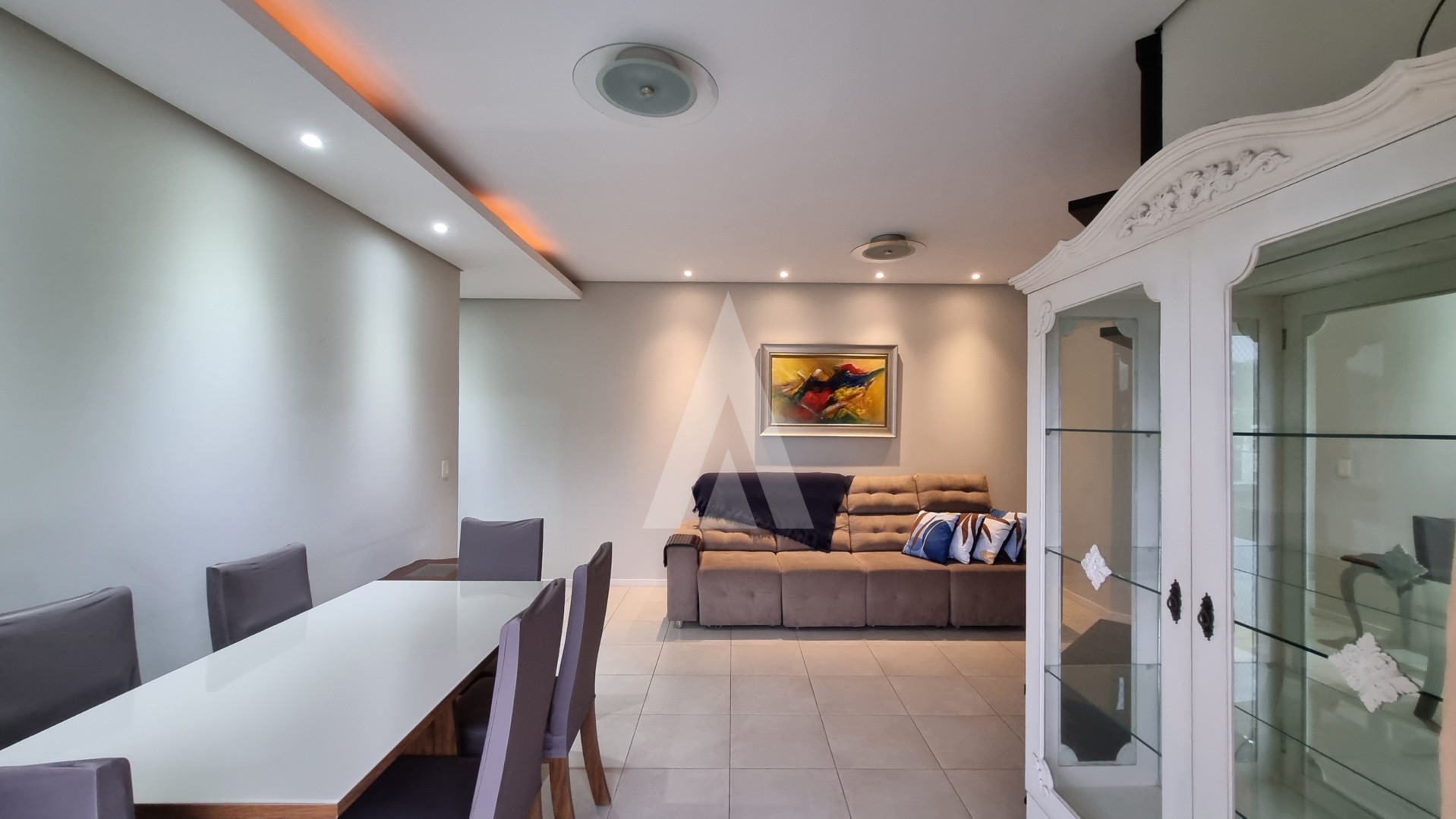 Apartamento no bairro Centro semi mobiliado com 3 quartos sendo 1 suíte, cozinha com armários e 2 vagas de garagens coberta. — foto 5