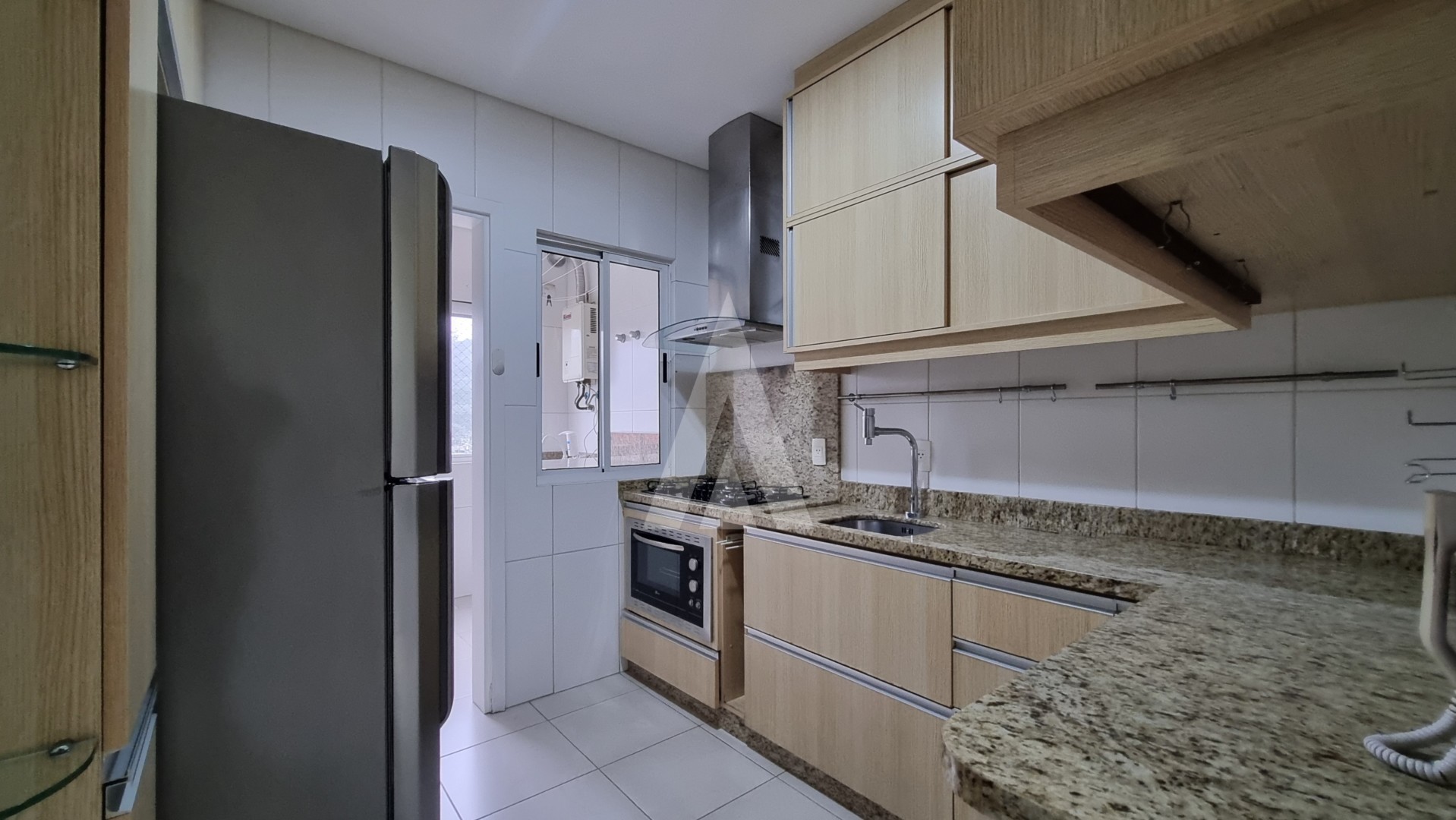 Apartamento no bairro Centro semi mobiliado com 3 quartos sendo 1 suíte, cozinha com armários e 2 vagas de garagens coberta. — foto 6