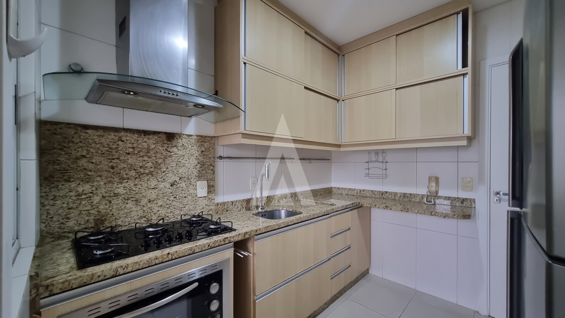 Apartamento no bairro Centro semi mobiliado com 3 quartos sendo 1 suíte, cozinha com armários e 2 vagas de garagens coberta. — foto 7