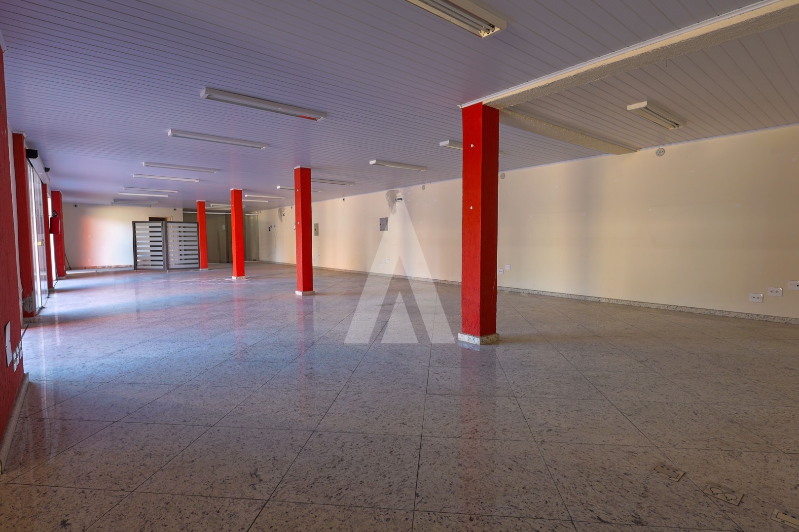 IMÓVEL COMERCIAL NO CENTRO DE JOINVILLE COM ESTACIONAMENTO AMPLO. — foto 2