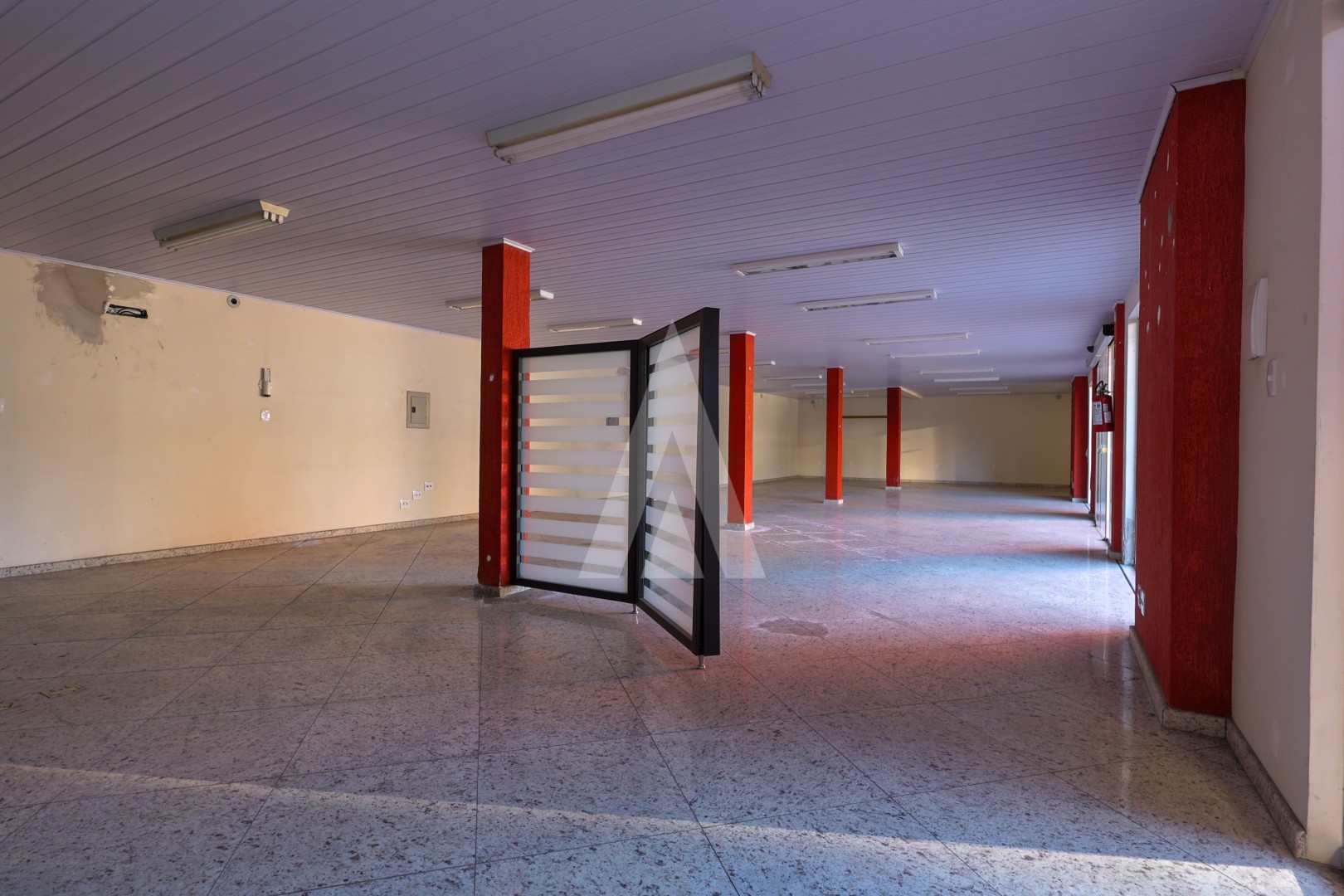 IMÓVEL COMERCIAL NO CENTRO DE JOINVILLE COM ESTACIONAMENTO AMPLO. — foto 4