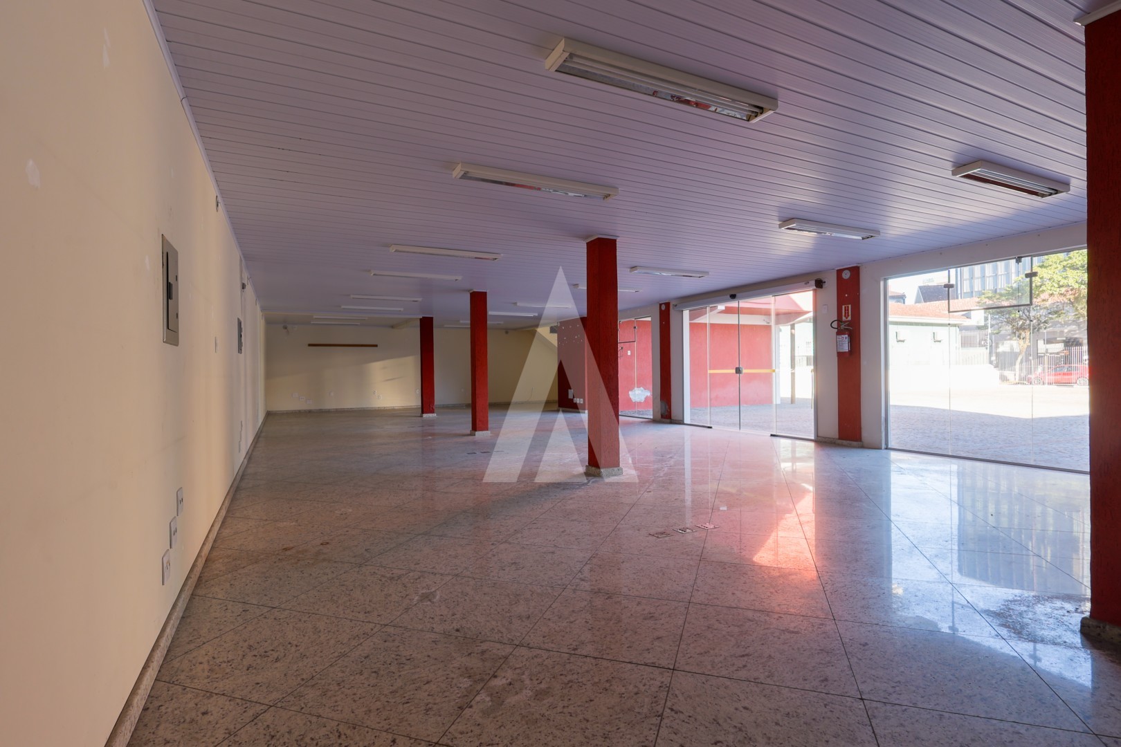 IMÓVEL COMERCIAL NO CENTRO DE JOINVILLE COM ESTACIONAMENTO AMPLO. — foto 5