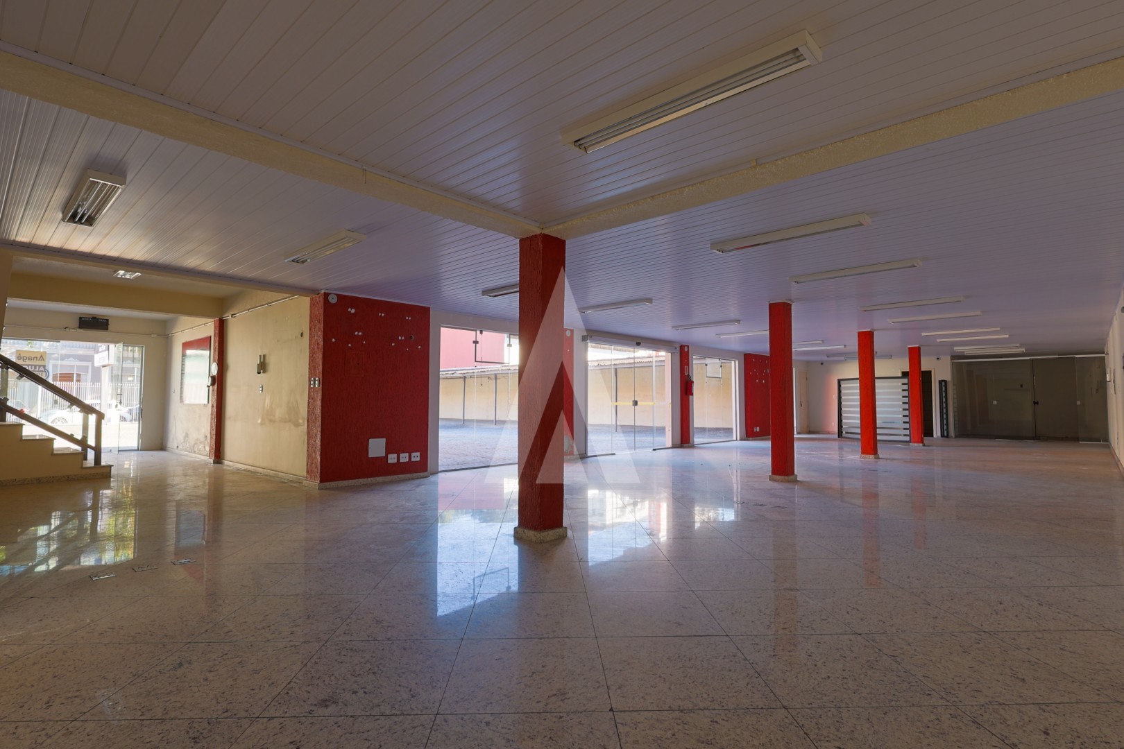 IMÓVEL COMERCIAL NO CENTRO DE JOINVILLE COM ESTACIONAMENTO AMPLO. — foto 6