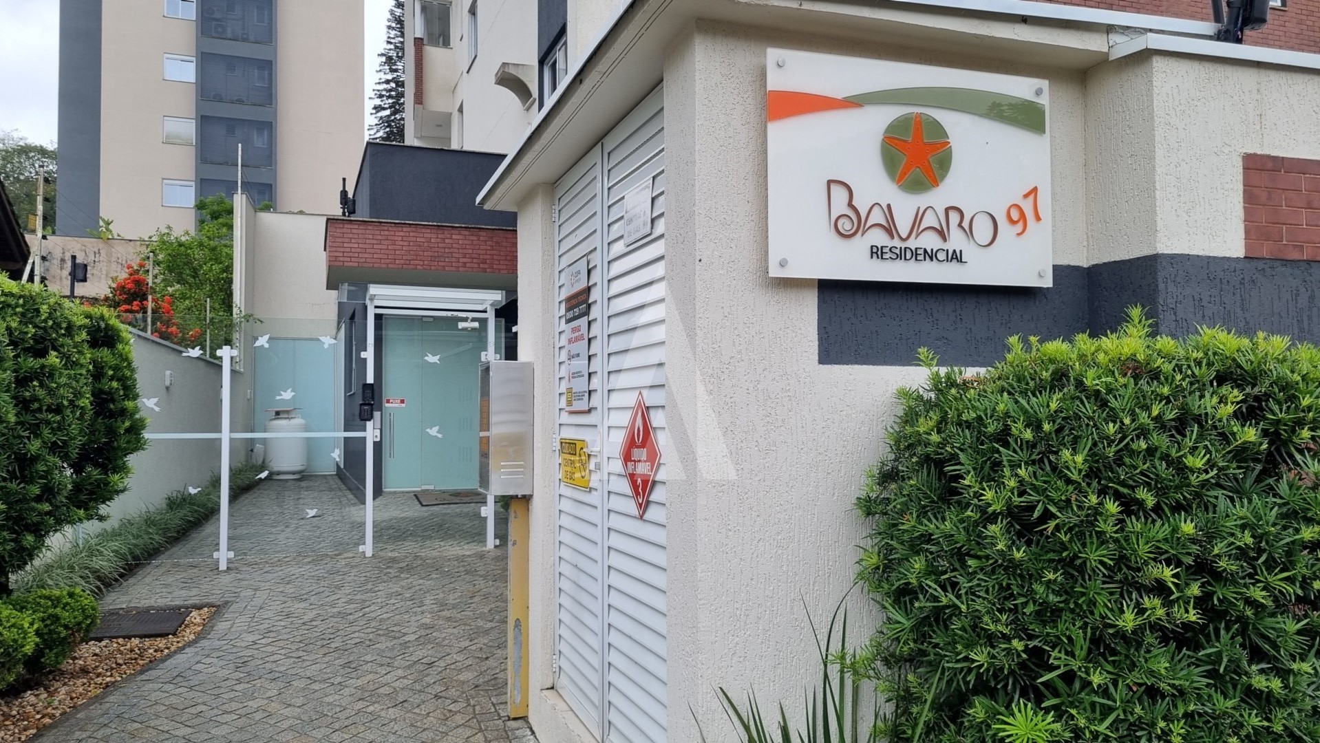 Apartamento no bairro Atiradores com 2 quartos, sendo 1 suíte, sacada com churrasqueira e 1 vaga de garagem. — foto 4