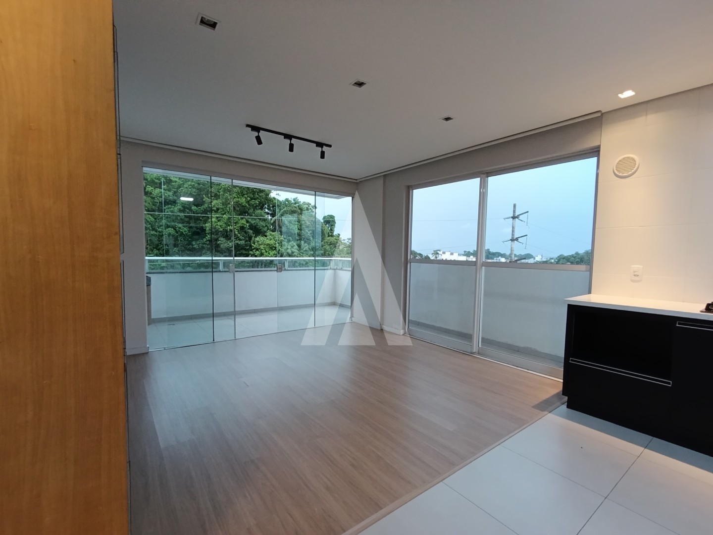Apartamento bairro Saguaçu, 2 dormitórios, sendo 1 suíte — foto 4