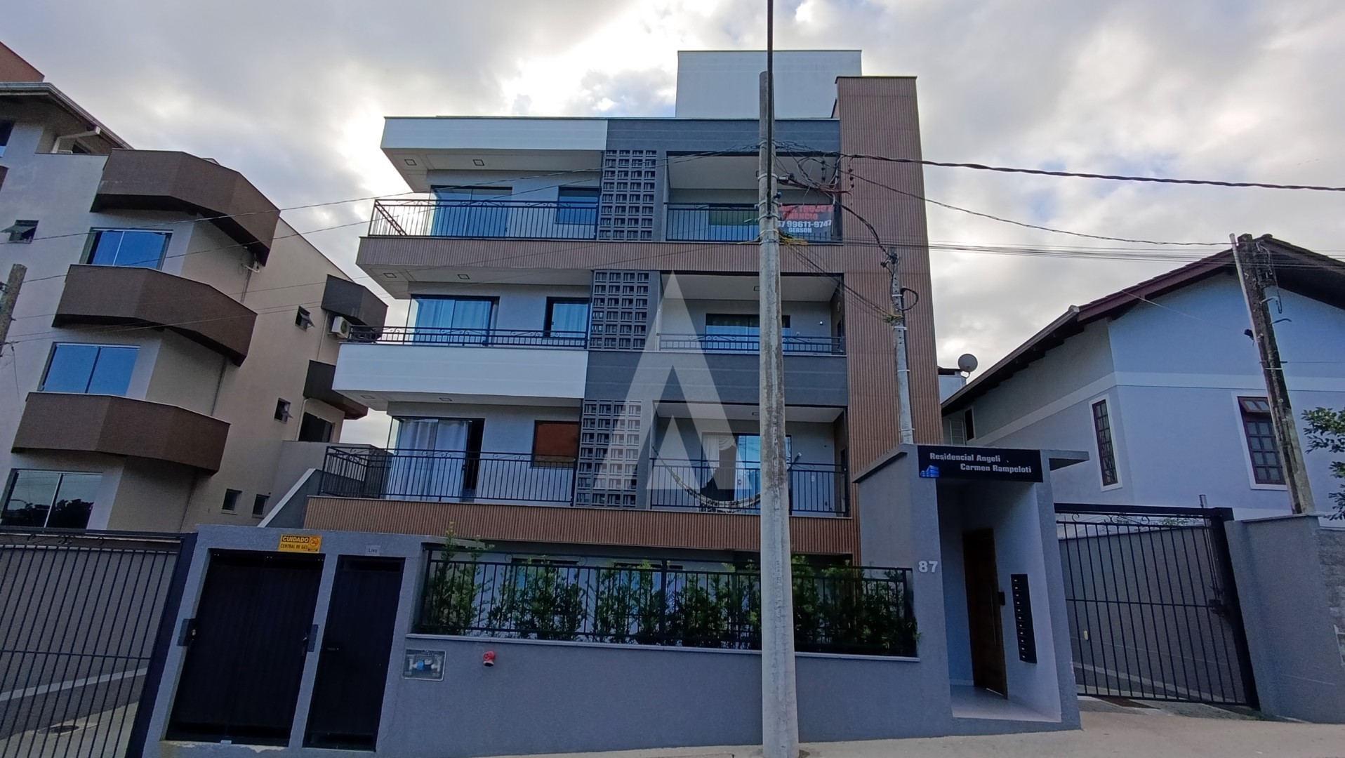 Apartamento localizado no bairro Saguaçu, composto por dois quartos, sendo um deles suíte. - foto 1