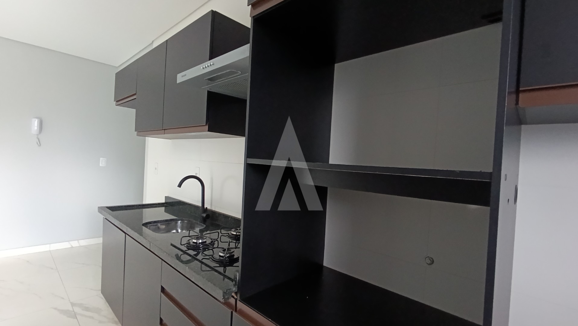 Apartamento localizado no bairro Saguaçu, composto por dois quartos, sendo um deles suíte. — foto 4