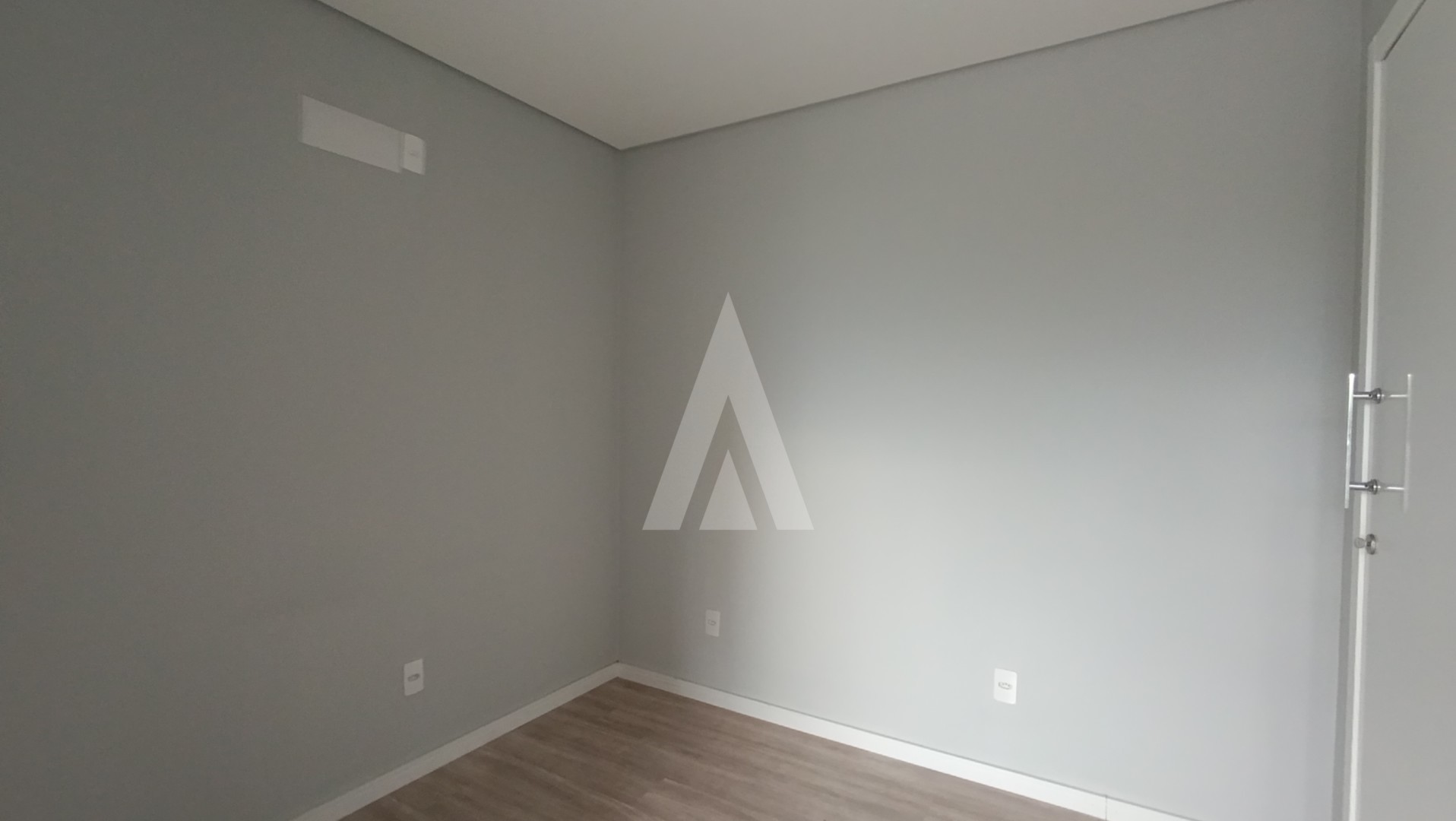 Apartamento localizado no bairro Saguaçu, composto por dois quartos, sendo um deles suíte. — foto 7