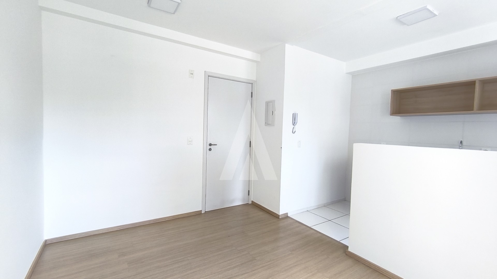 Imóvel Residencial com 2 dormitórios e sacada com churrasqueira e uma vaga de garagem no Bairro Costa e Silva. — foto 2