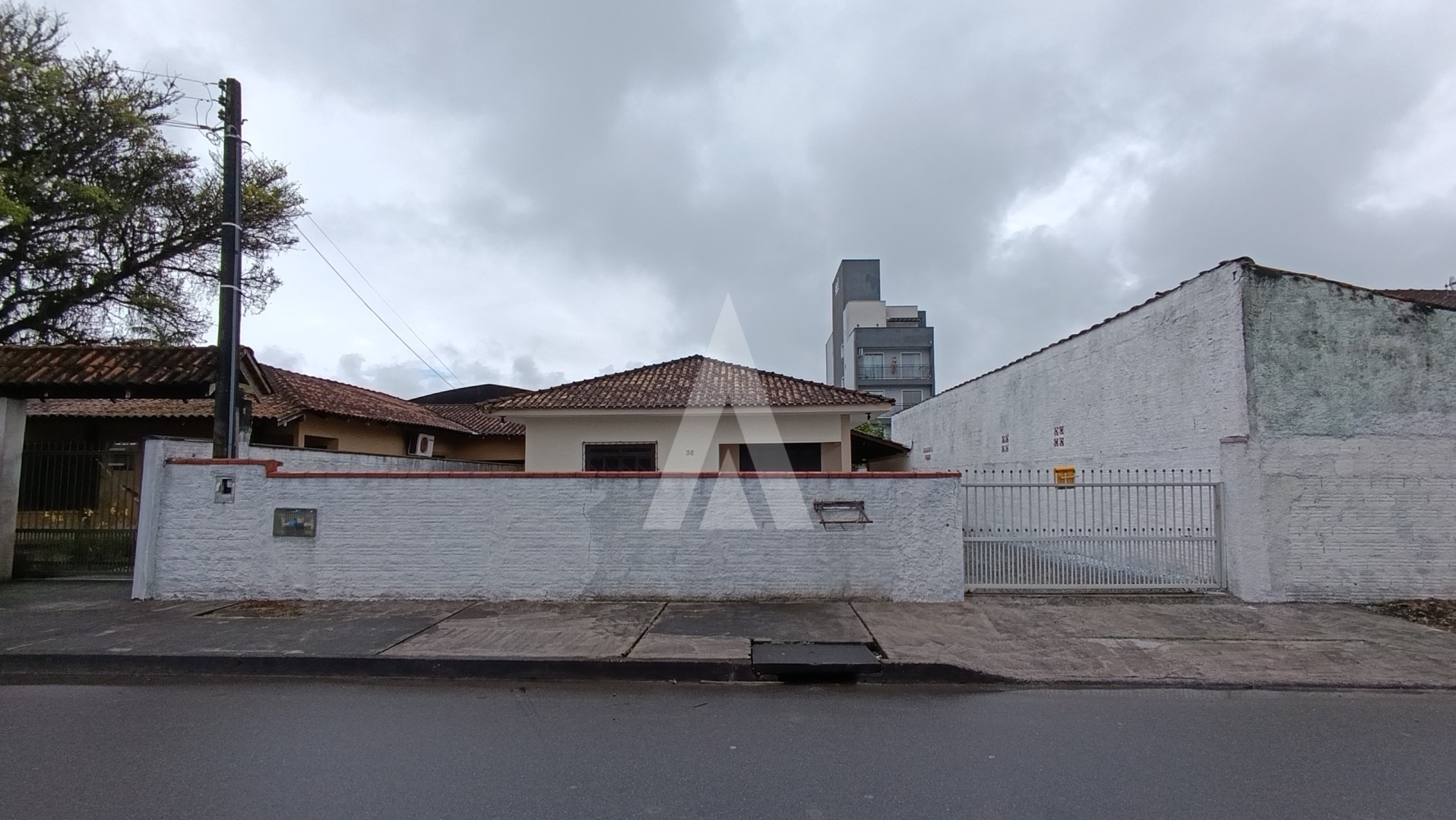 Casa localizada no bairro Aventureiro, composta por dois quartos, varanda e uma vaga de garagem coberta. - foto 1