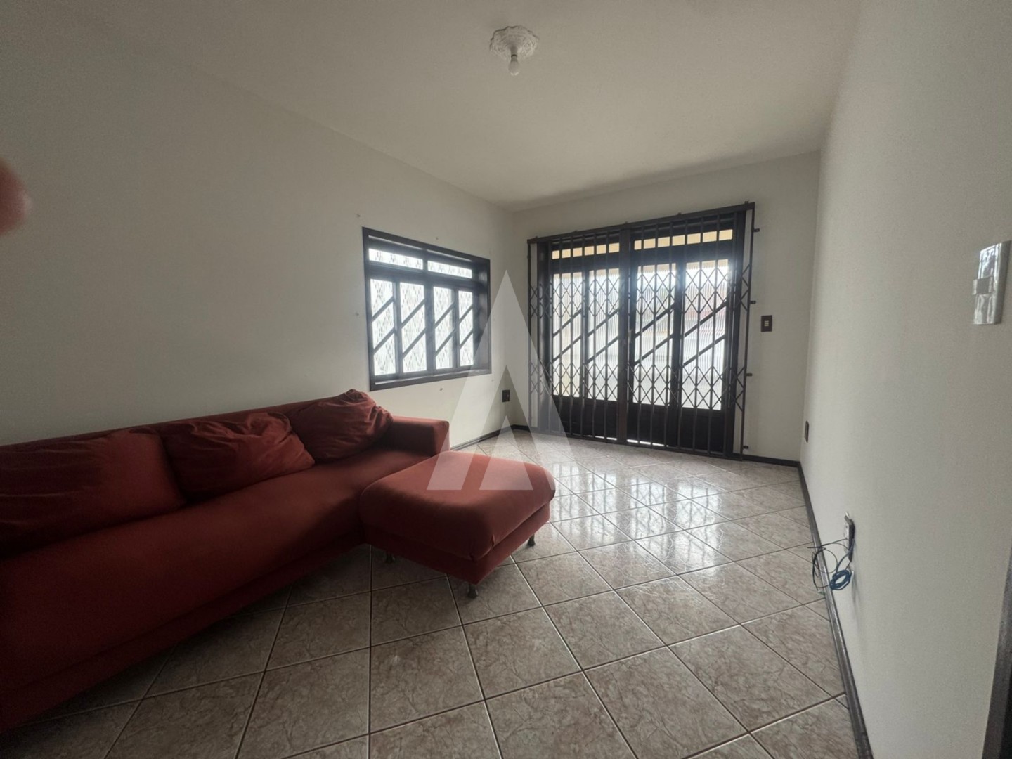 Casa localizada no bairro Aventureiro, composta por dois quartos, varanda e uma vaga de garagem coberta. — foto 3