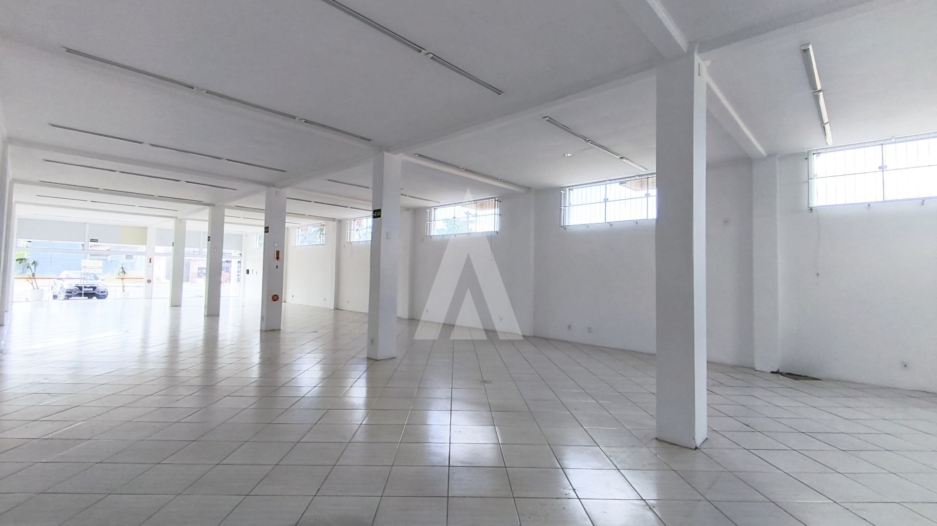 Sala comercial com 280 m, vitrine ampla e 3 vagas no Vila Nova — foto 2