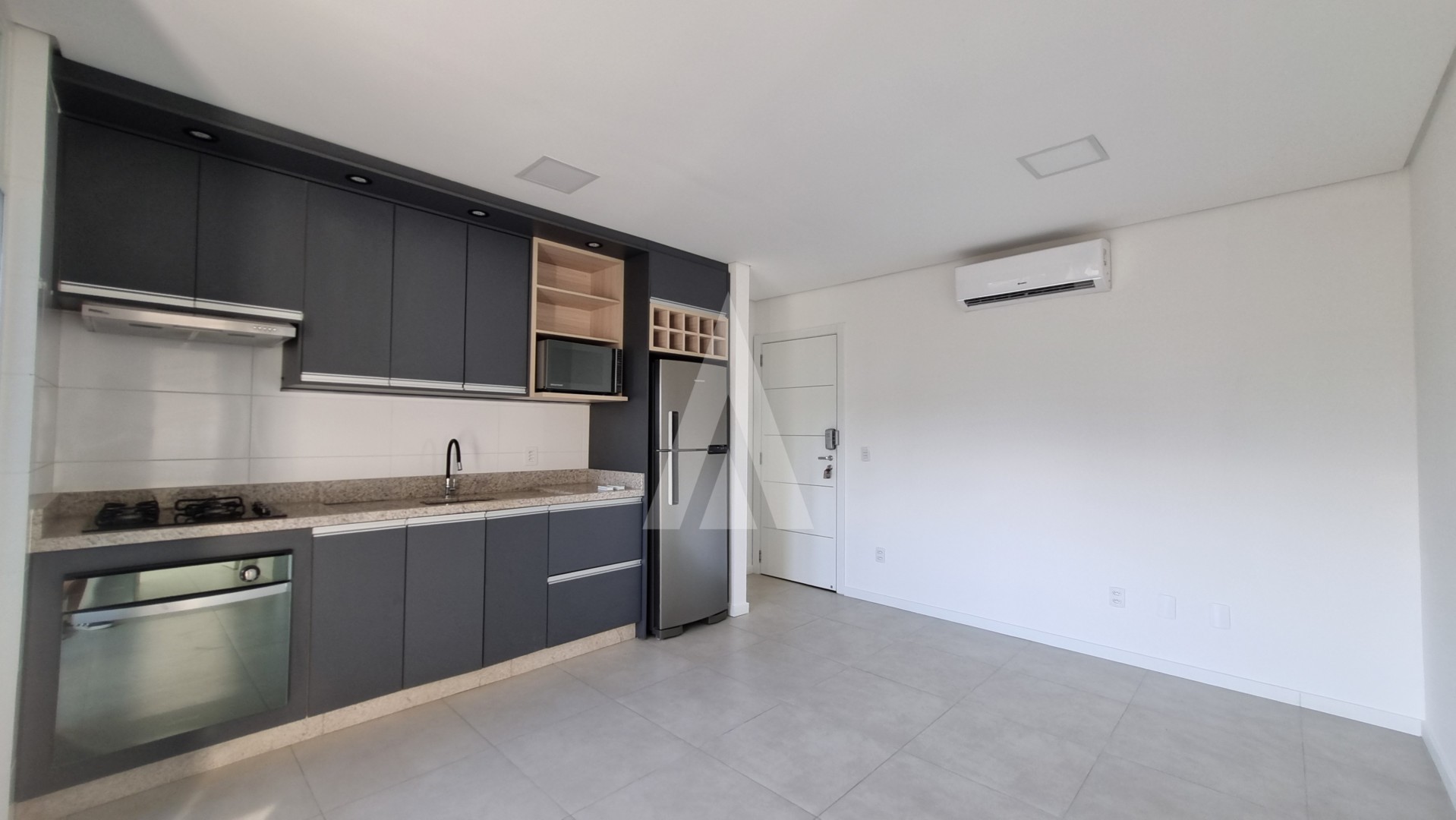 Apartamento no bairro Costa e Silva com 2 quartos sendo uma suíte com sacada e uma vaga de garagem individual e coberta. — foto 2