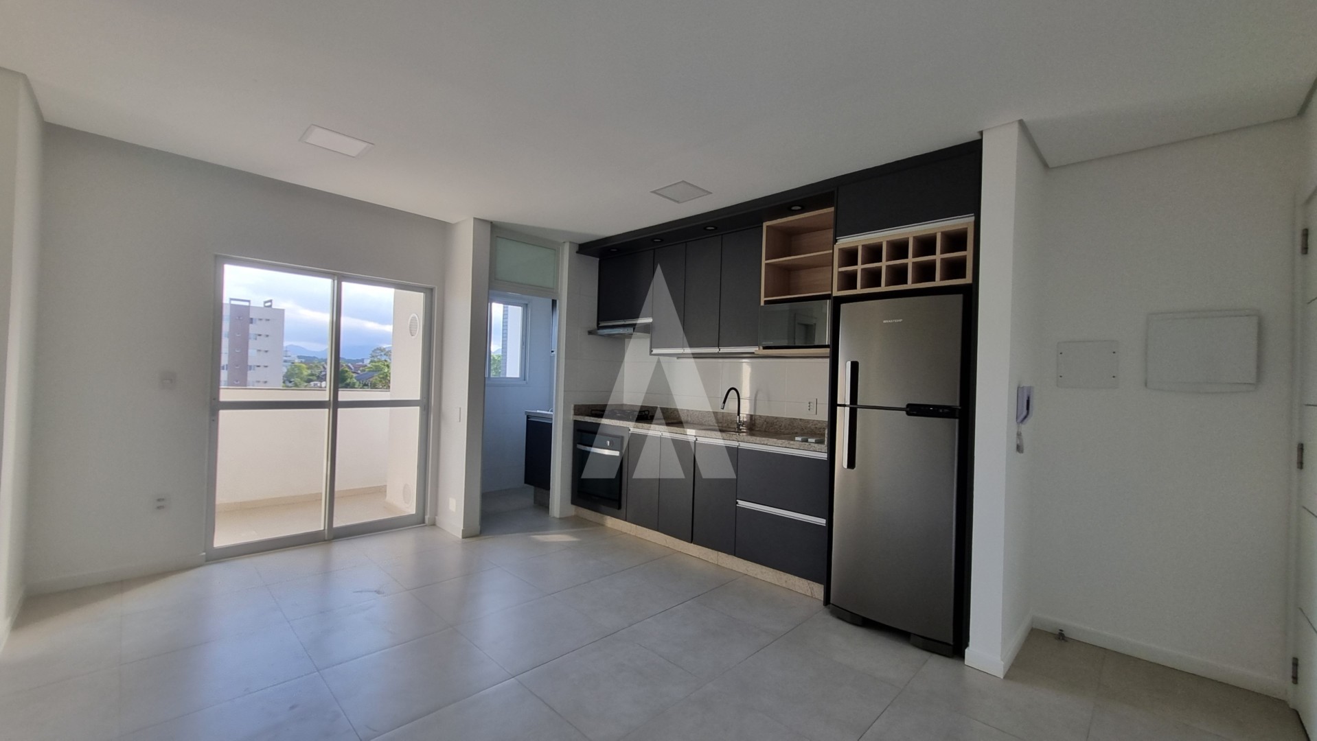 Apartamento no bairro Costa e Silva com 2 quartos sendo uma suíte com sacada e uma vaga de garagem individual e coberta. — foto 3