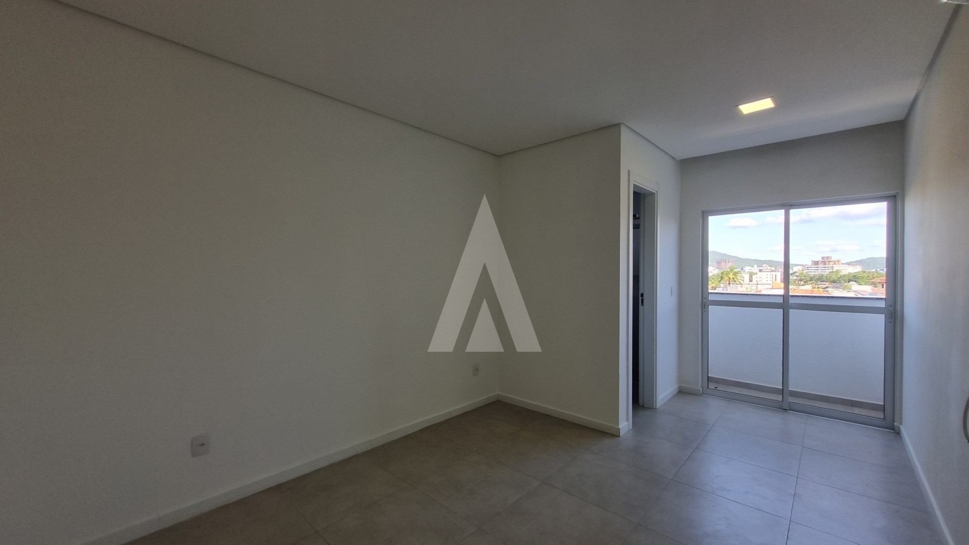 Apartamento no bairro Costa e Silva com 2 quartos sendo uma suíte com sacada e uma vaga de garagem individual e coberta. — foto 6