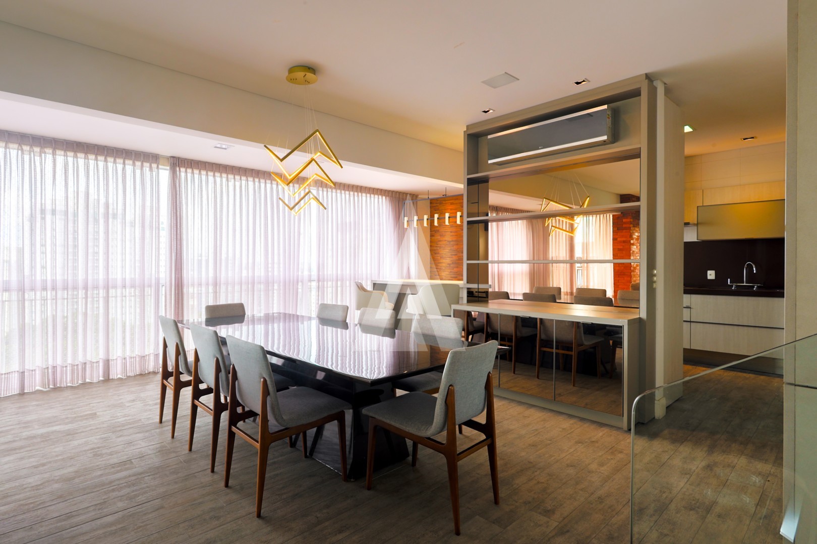 Cobertura alto padrão mobiliada com 03 suítes, sendo 01 com closet e com hidro bairro Centro, 4 vagas de garagem. — foto 4