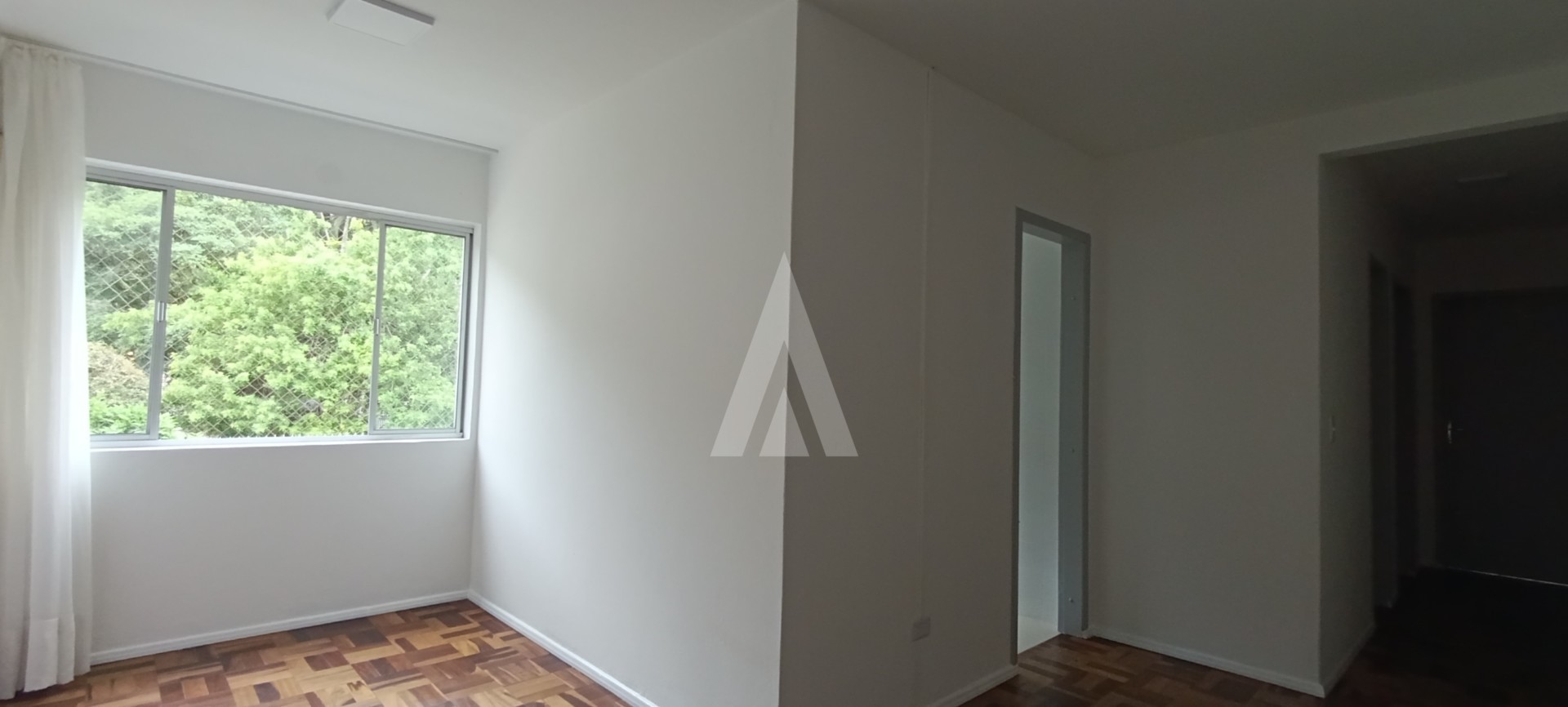 Apartamento no bairro Saguaçu composto por 2 quartos, armários na cozinha e 1 vaga de garagem. — foto 2