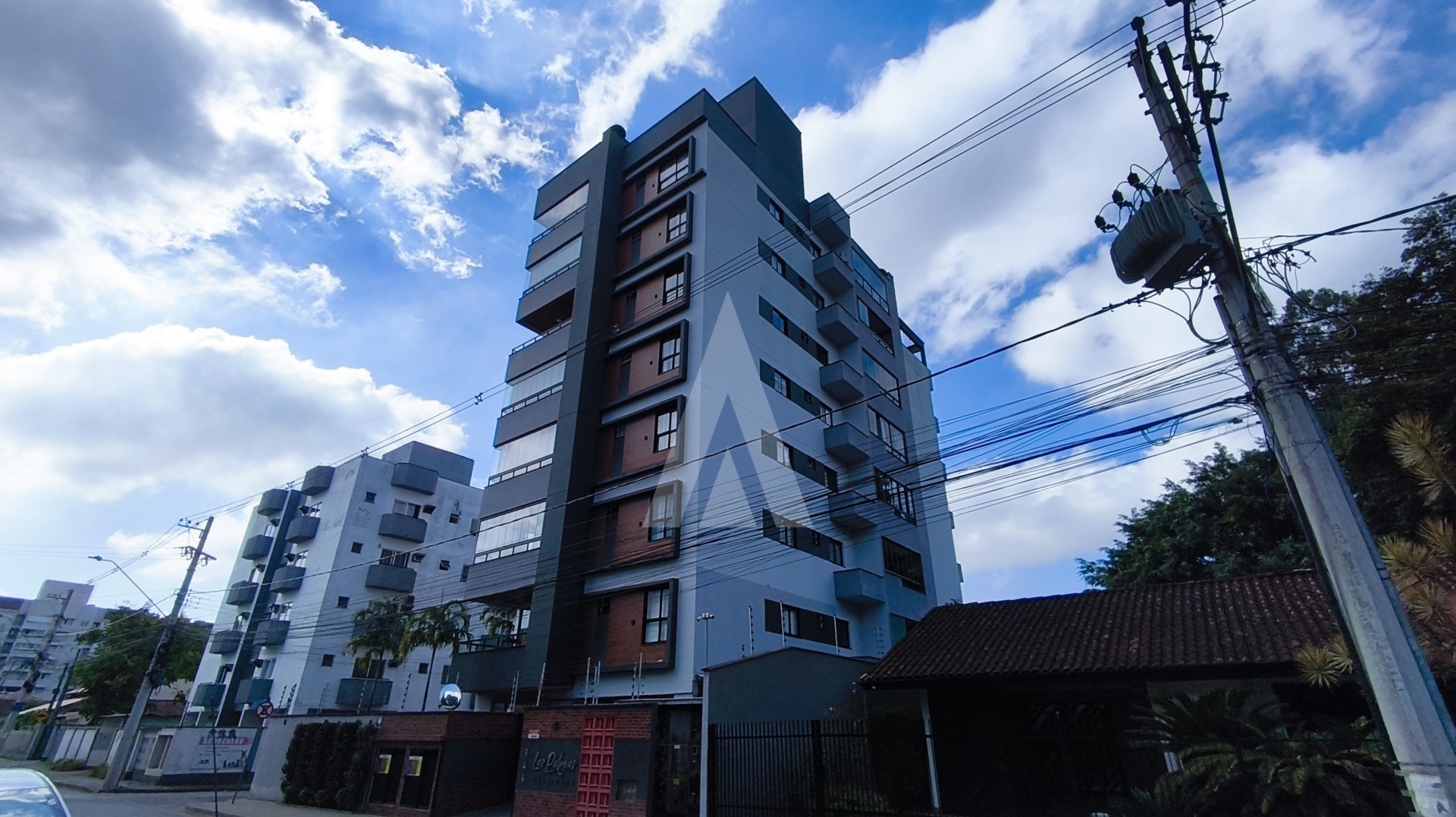 Apartamento mobiliado com 2 quartos sendo 1 suíte, e 1 vaga de garagem coberta no bairro Bom Retiro. — foto 2