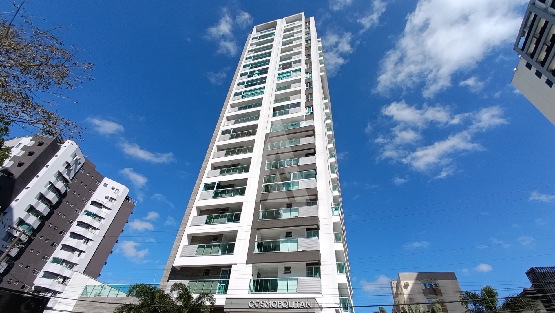 Apartamento no Centro com 3 dormitórios um sendo suíte, sala de estar e jantar, cozinha com armários, 2 vagas garagem(box duplo) - foto 1