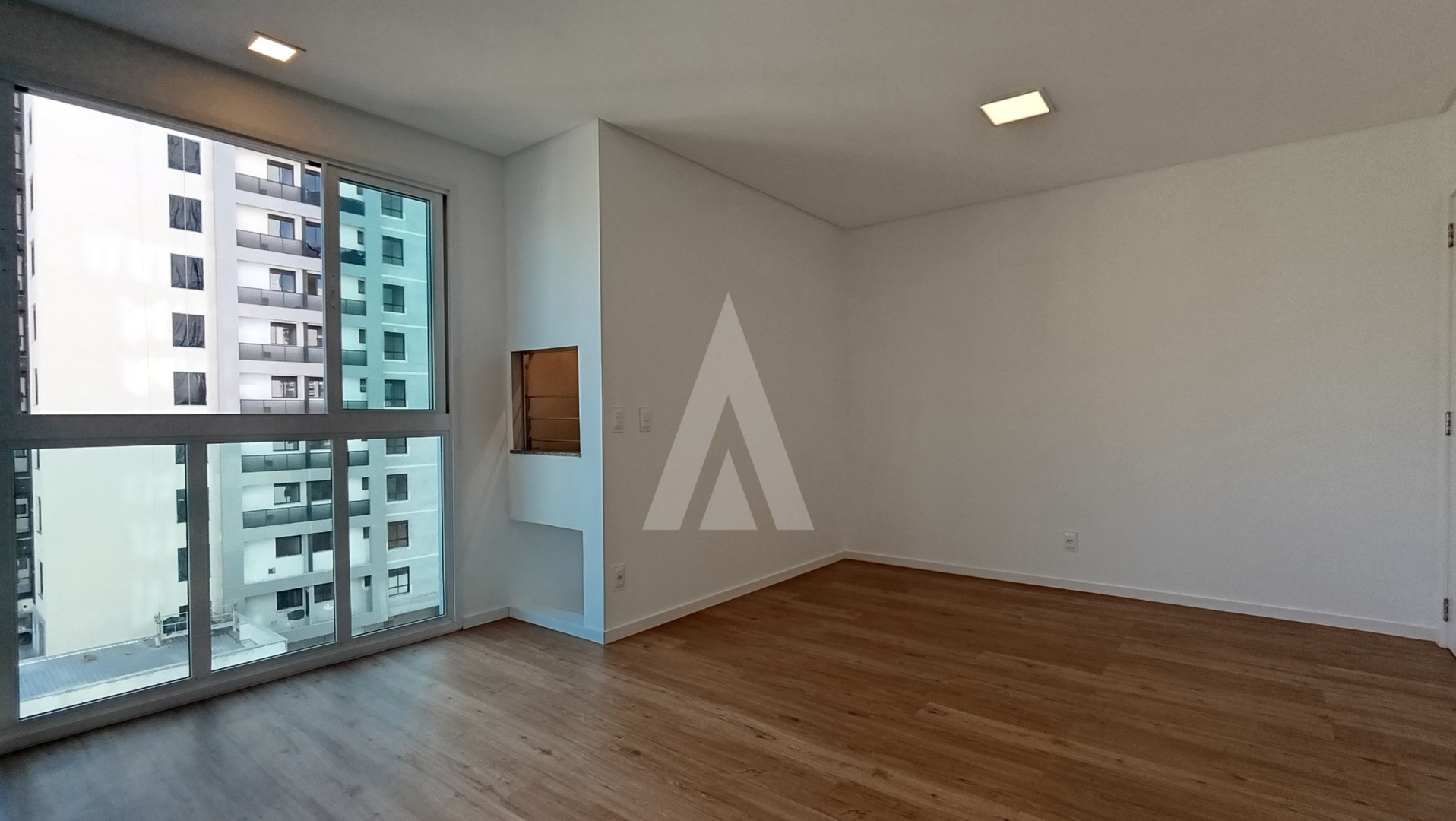 Apartamento no Centro com 3 dormitórios um sendo suíte, sala de estar e jantar, cozinha com armários, 2 vagas garagem(box duplo) — foto 4