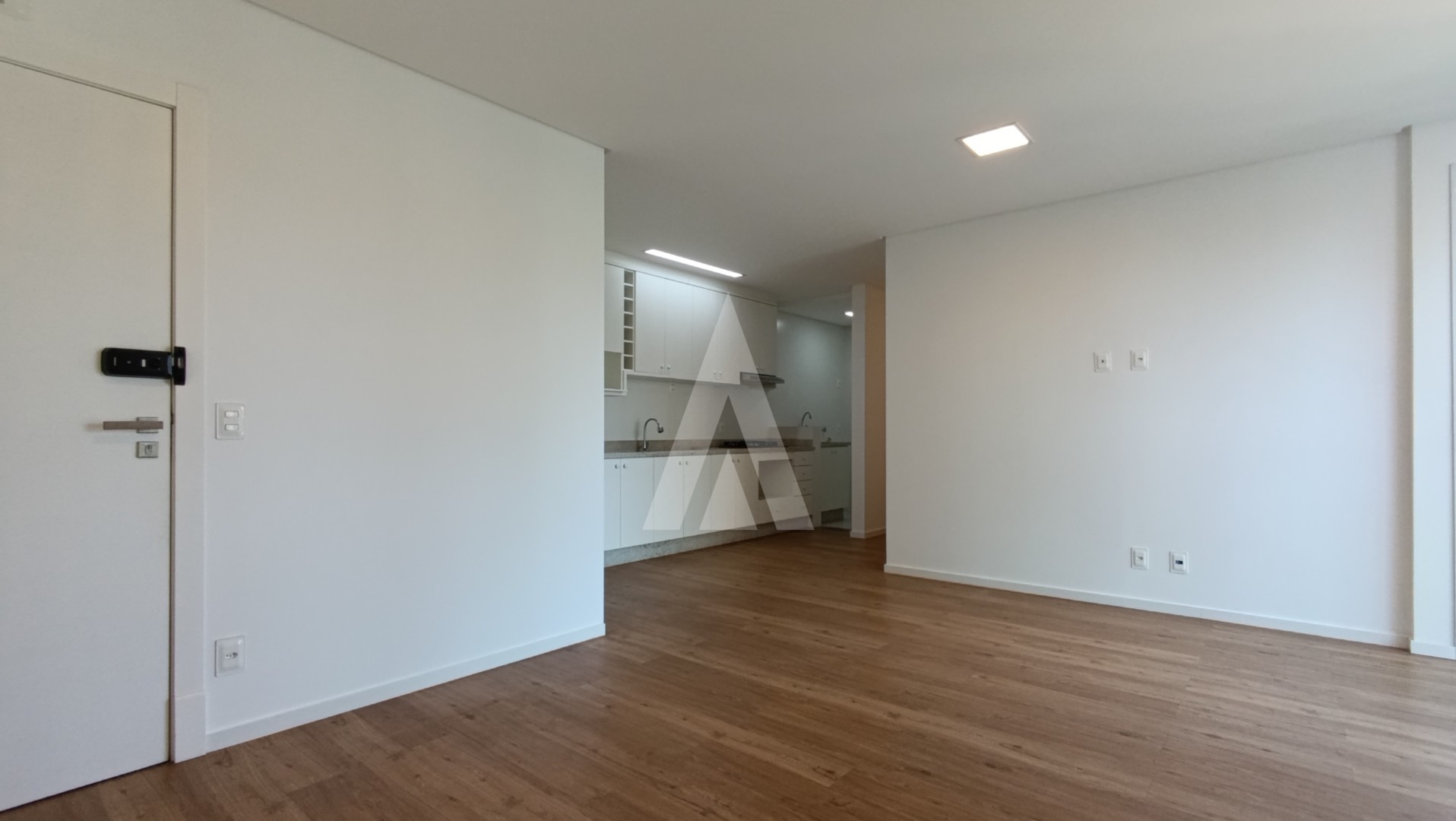 Apartamento no Centro com 3 dormitórios um sendo suíte, sala de estar e jantar, cozinha com armários, 2 vagas garagem(box duplo) — foto 7