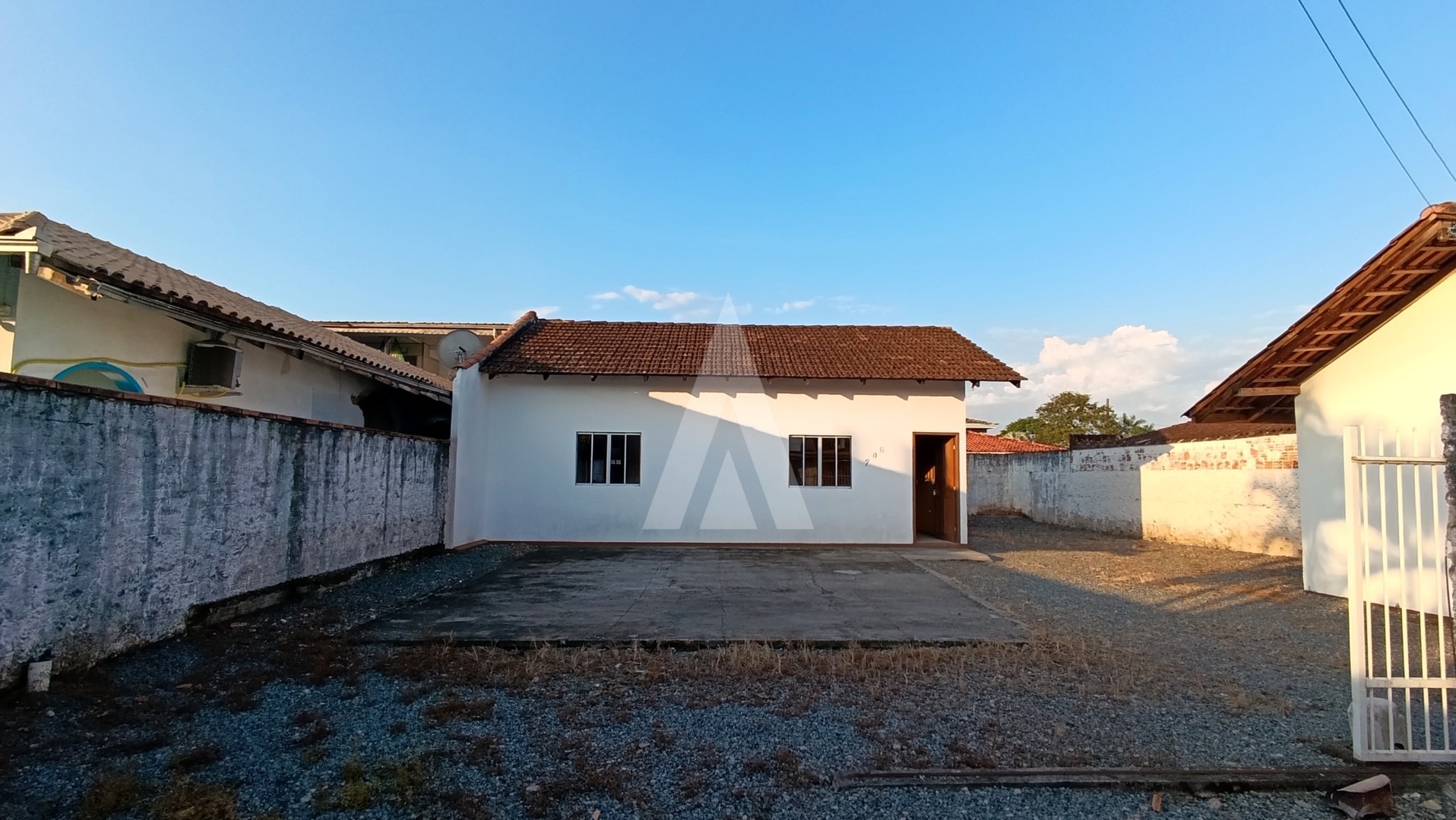 Casa localizada no bairro Jardim Iririú, com 2 quartos e 2 vagas de garagem cobertas. — foto 2