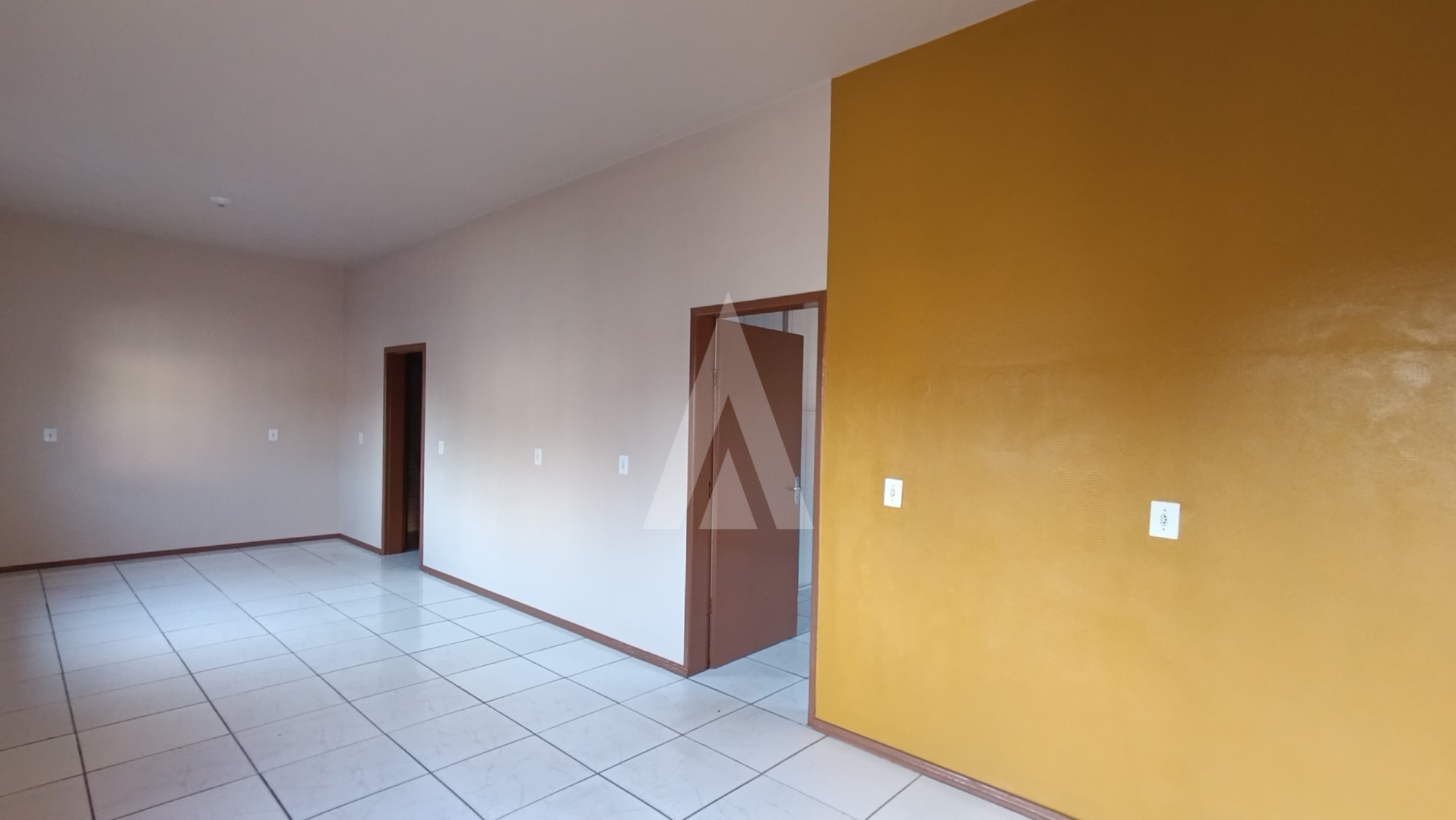 Casa localizada no bairro Jardim Iririú, com 2 quartos e 2 vagas de garagem cobertas. — foto 3