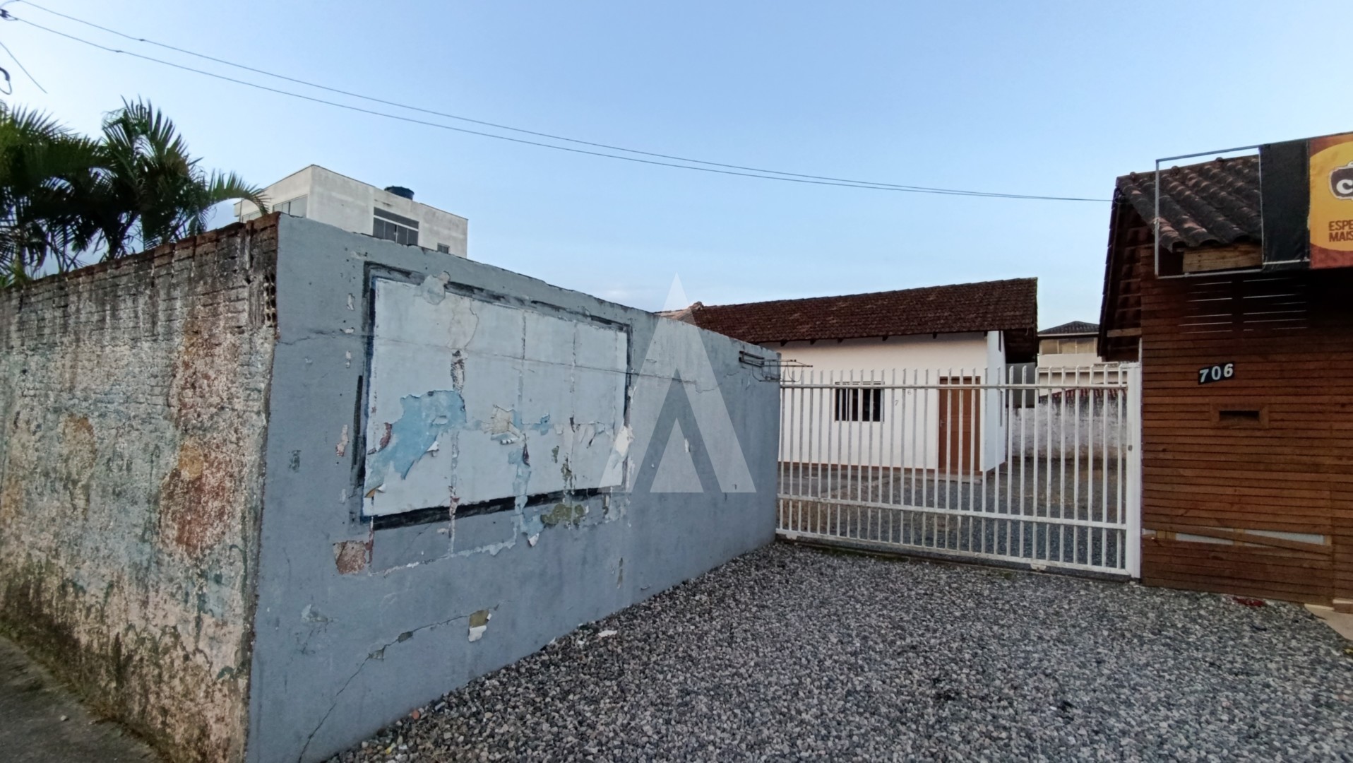 Casa localizada no bairro Jardim Iririú, com 2 quartos e 2 vagas de garagem cobertas. - foto 1