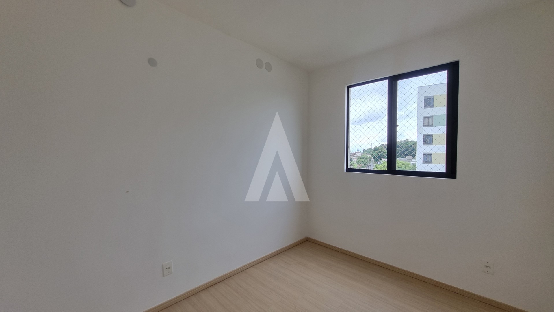 Apartamento no Costa e Silva com 2 quartos, cozinha com armários planejados, sacada com churrasqueira e 1 vaga coberta. — foto 6
