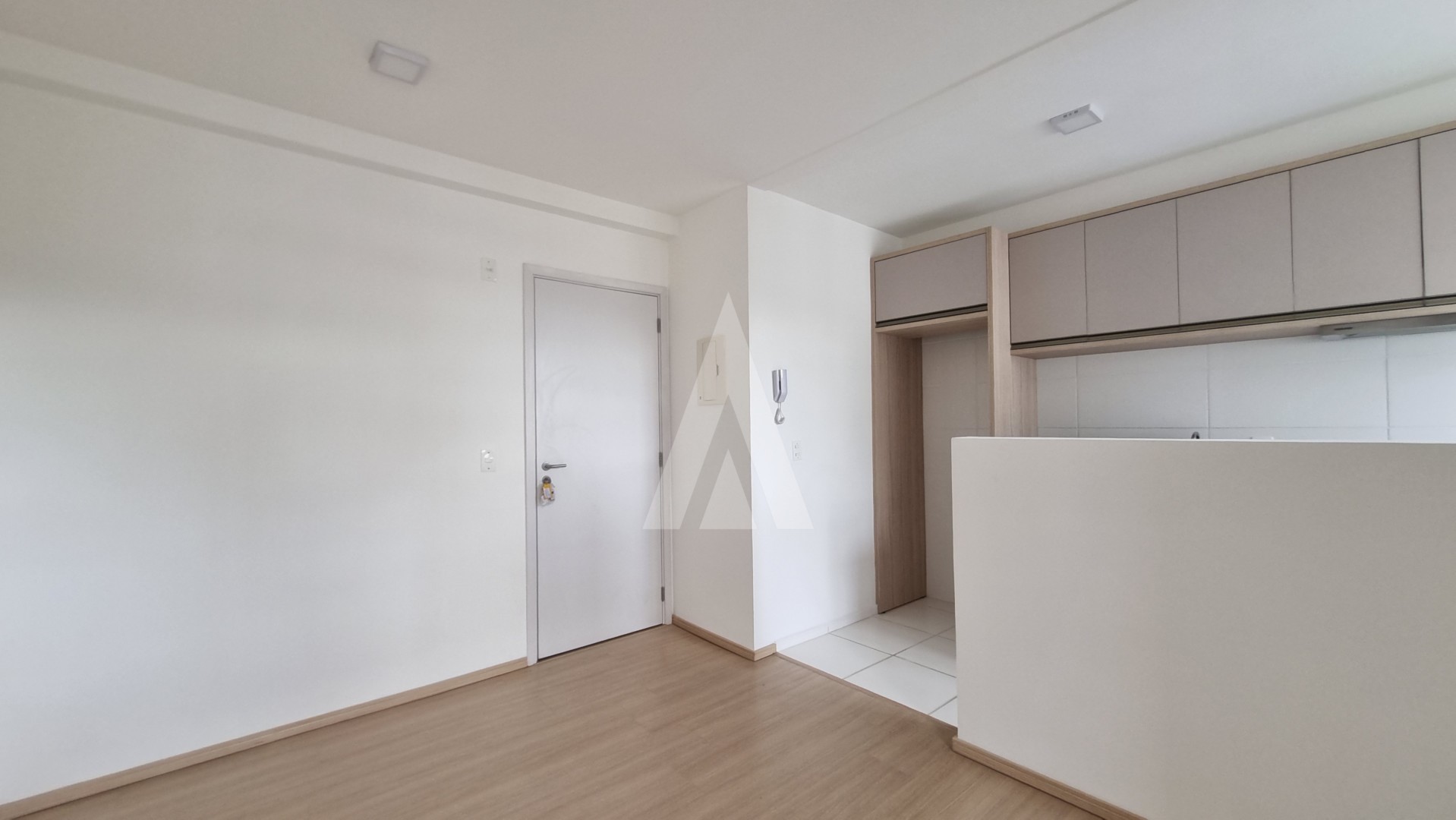 Apartamento no Costa e Silva com 2 quartos, cozinha com armários planejados, sacada com churrasqueira e 1 vaga coberta. — foto 2