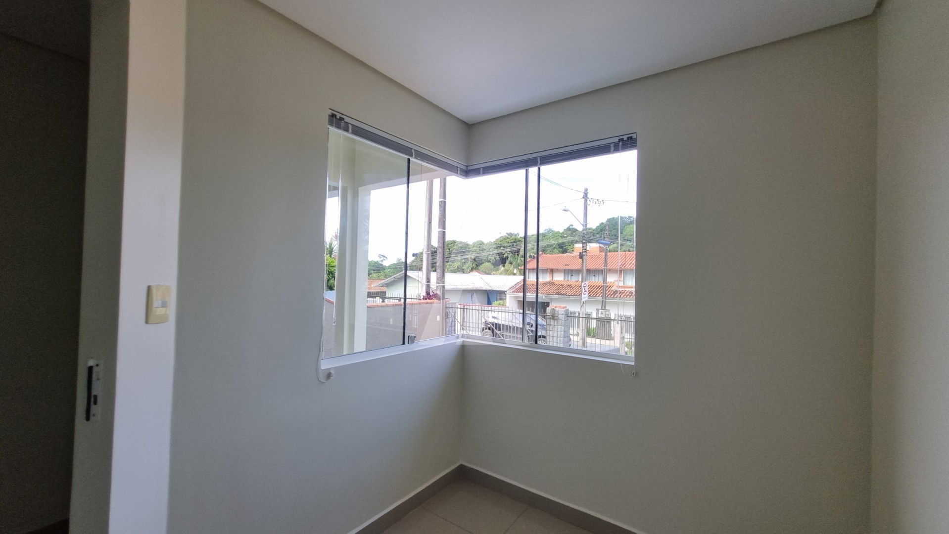 Casa residencial com 3 quartos, sendo 01 suite. e 2 vaga de garagem no bairro Floresta. — foto 2