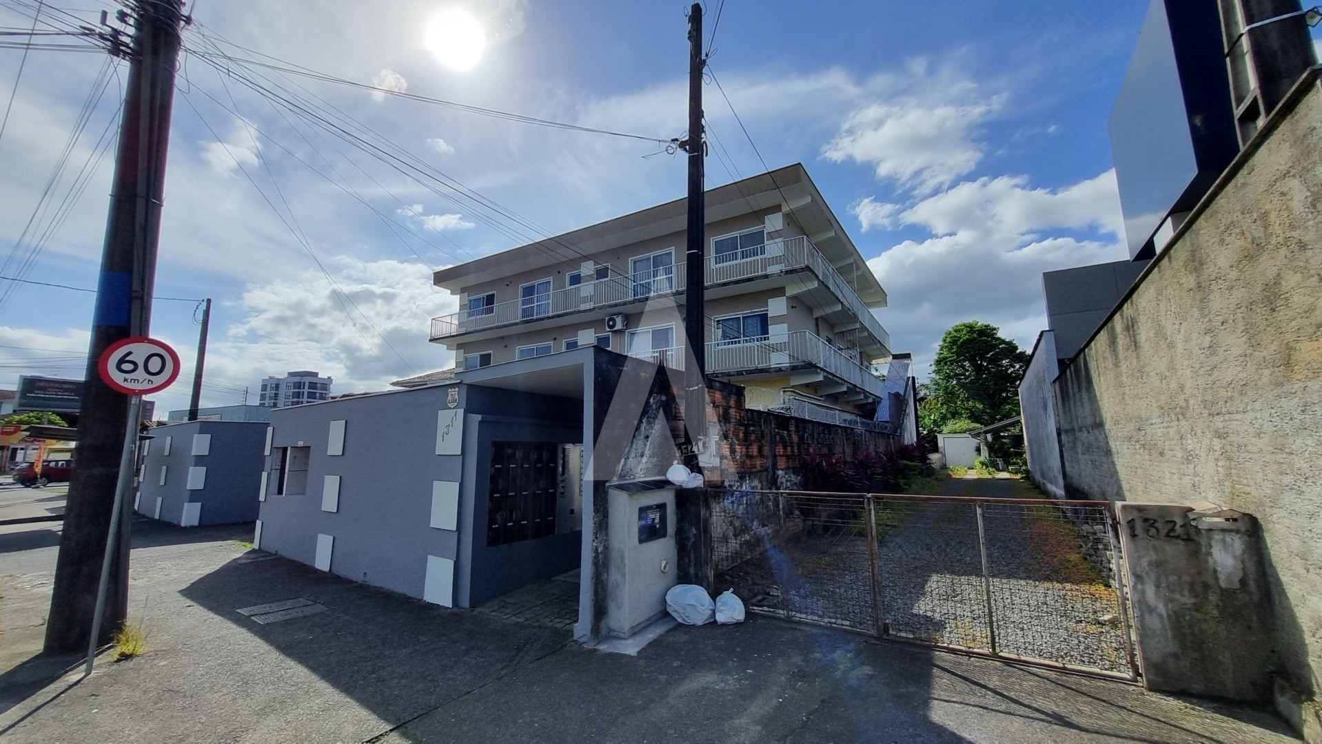 Apartamento com 2 quartos no bairro Anita Garibaldi com sacada e vaga de garagem - foto 1