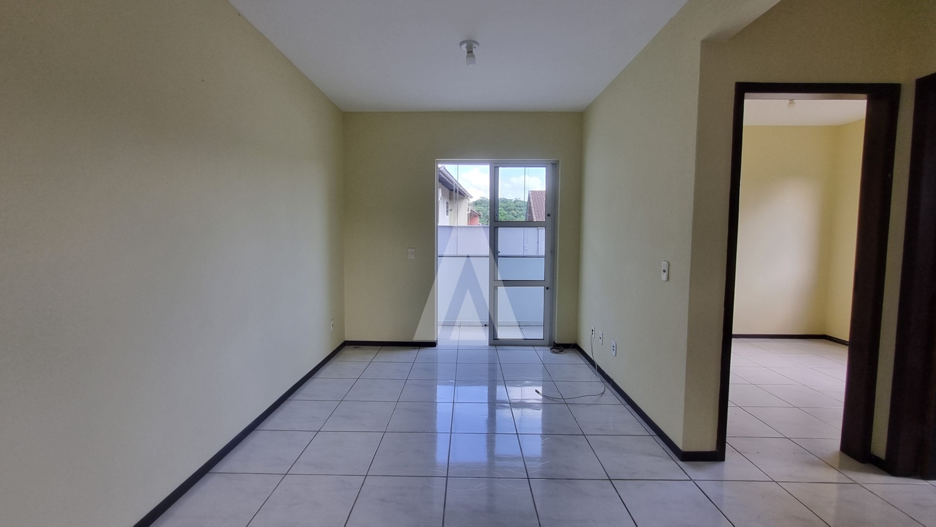 Apartamento localizado no bairro Costa e Silva, com 2 quartos e 1 vaga de garagem coberta. — foto 2