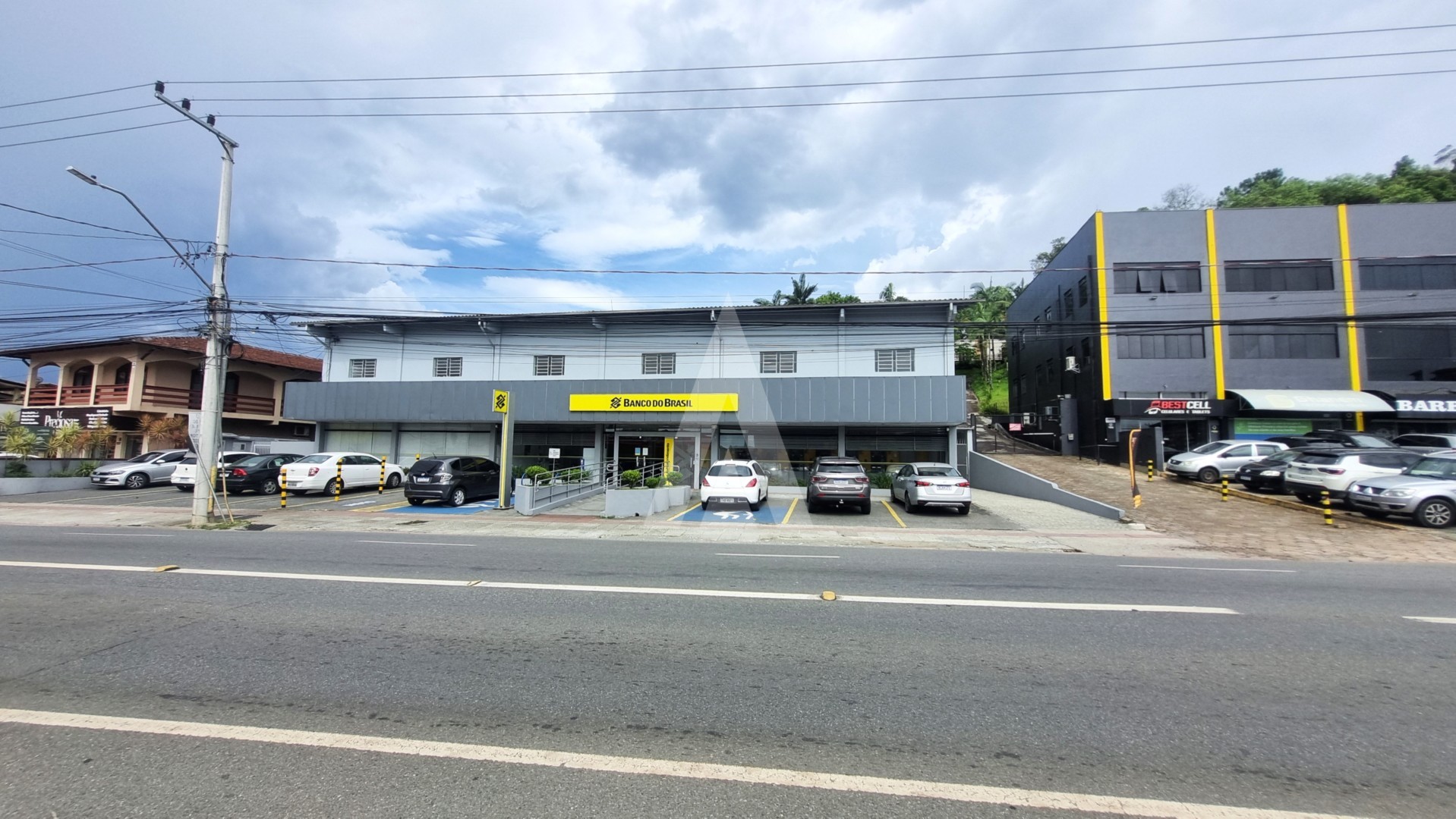 Sala comercial no Bairro Floresta, com espaço para estacionamento. - foto 1