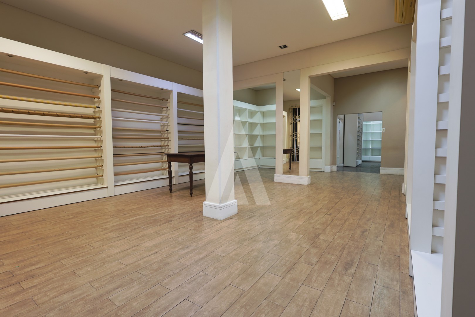 Loja comercial ampla e com estrutura na área superior para salas de atendimento ou estoque. — foto 2