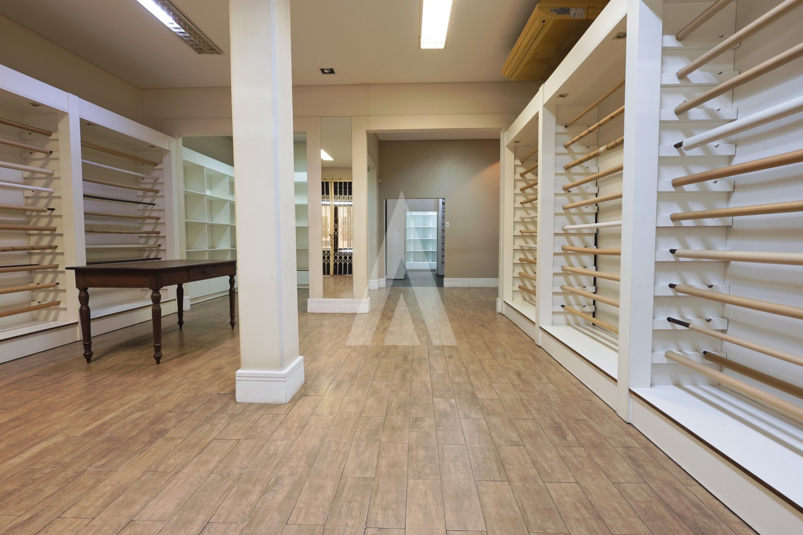 Loja comercial ampla e com estrutura na área superior para salas de atendimento ou estoque. — foto 3