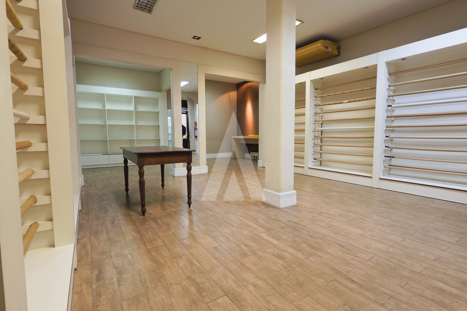 Loja comercial ampla e com estrutura na área superior para salas de atendimento ou estoque. — foto 4