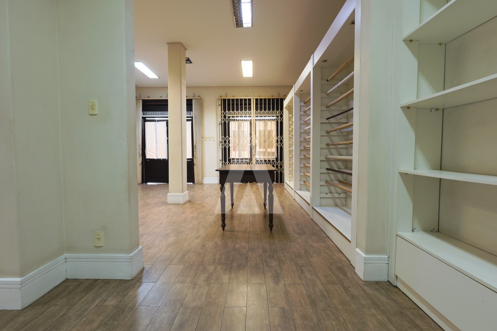 Loja comercial ampla e com estrutura na área superior para salas de atendimento ou estoque. — foto 5