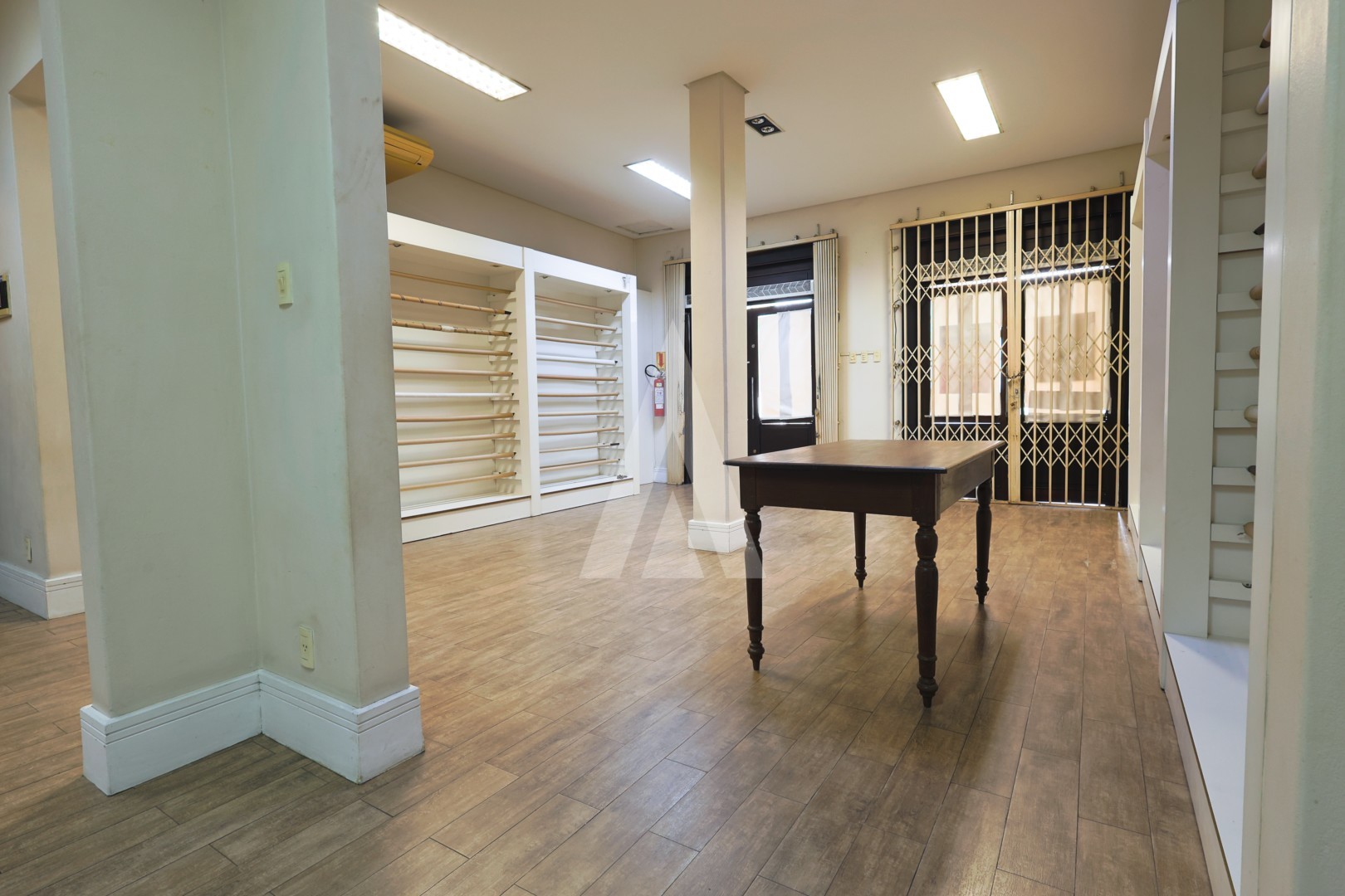 Loja comercial ampla e com estrutura na área superior para salas de atendimento ou estoque. — foto 6