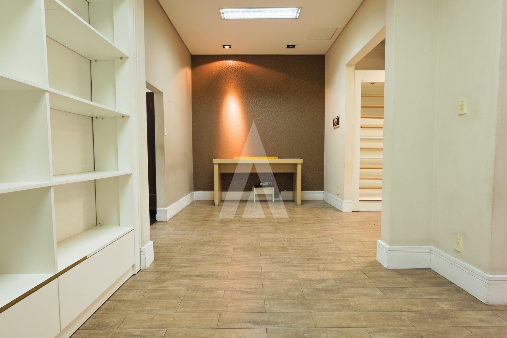 Loja comercial ampla e com estrutura na área superior para salas de atendimento ou estoque. — foto 7